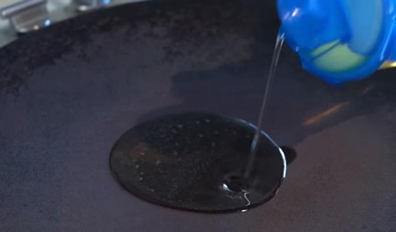 <p>ಮೊದಲು ಕಬ್ಬಿಣ ಪ್ಯಾನ್ ಮೇಲೆ ನಾಲ್ಕು ಚಮಚ ಎಣ್ಣೆಯನ್ನು ಹಾಕಿ ಬಿಸಿ ಮಾಡಿ. </p> <p>ಮೊದಲು ಕಬ್ಬಿಣ ಪ್ಯಾನ್ ಮೇಲೆ ನಾಲ್ಕು ಚಮಚ ಎಣ್ಣೆಯನ್ನು ಹಾಕಿ ಬಿಸಿ ಮಾಡಿ. </p>