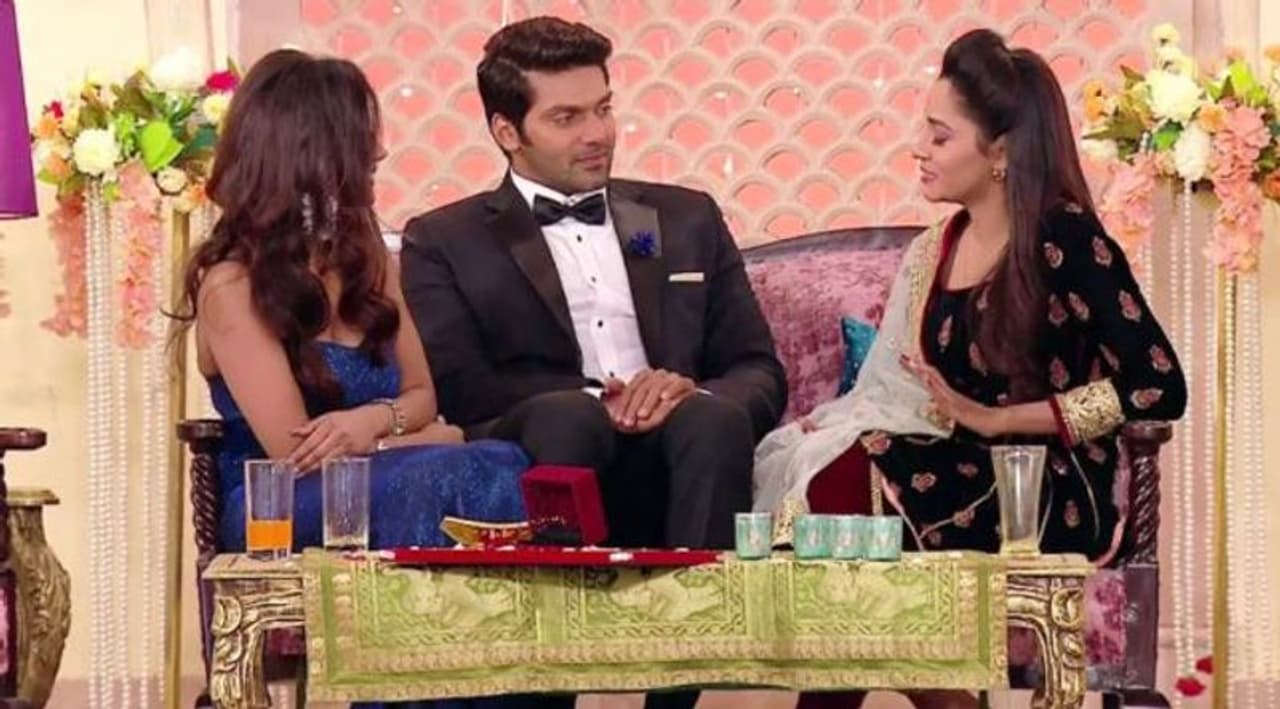 <p>'எங்கள் வீட்டு மாப்பிள்ளை' நிகழ்ச்சி மூலம் ஆர்யாவை திருமணம் செய்து கொள்வதற்காக கிட்ட தட்ட, 10 ஆயிரத்திற்கும் மேற்பட்ட பெண்கள் விண்ணப்பித்தனர்.<br /> </p> <p>'எங்கள் வீட்டு மாப்பிள்ளை' நிகழ்ச்சி மூலம் ஆர்யாவை திருமணம் செய்து கொள்வதற்காக கிட்ட தட்ட, 10 ஆயிரத்திற்கும் மேற்பட்ட பெண்கள் விண்ணப்பித்தனர்.<br /> </p>