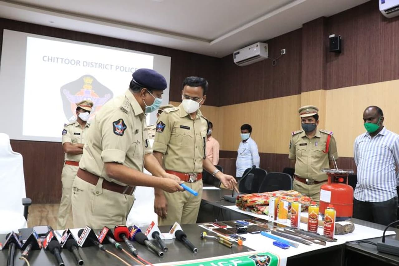 <p>చిత్తూరు: రాష్ట్రంలో సంచలనం సృష్టించిన చిత్తూరు జిల్లా నంది విగ్రహాన్ని ధ్వంసం కేసును పోలీసులు చేదించారు. ఈ నెల 27వ తేదీన జిల్లాలోని అగరమంగళం గ్రామంలోని అభయ ఆంజనేయస్వామి ఆవరణలో నంది విగ్రహాన్ని ద్వంసం చేసింది అంతరాష్ట్ర ముఠా అని ఎస్పీ సెంథిల్ కుమార్ వెల్లడించారు. ఈ కేసుకు సంబంధించిన వివరాలను ఎస్పీ మీడియాకు వివరించారు. <br /> </p> <p>చిత్తూరు: రాష్ట్రంలో సంచలనం సృష్టించిన చిత్తూరు జిల్లా నంది విగ్రహాన్ని ధ్వంసం కేసును పోలీసులు చేదించారు. ఈ నెల 27వ తేదీన జిల్లాలోని అగరమంగళం గ్రామంలోని అభయ ఆంజనేయస్వామి ఆవరణలో నంది విగ్రహాన్ని ద్వంసం చేసింది అంతరాష్ట్ర ముఠా అని ఎస్పీ సెంథిల్ కుమార్ వెల్లడించారు. ఈ కేసుకు సంబంధించిన వివరాలను ఎస్పీ మీడియాకు వివరించారు. <br /> </p>