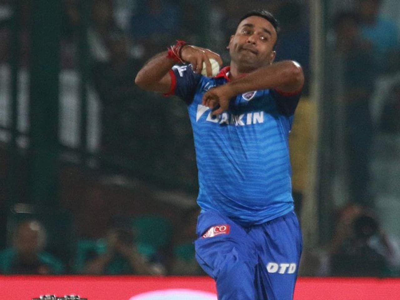 <p>അമിത് മിശ്ര മത്സരത്തിനിടെ പന്തില് തുപ്പല് പുരട്ടിയതാണ് ആരാധകരെ പ്രകോപിപ്പിച്ചത്. <br /> </p> <p>അമിത് മിശ്ര മത്സരത്തിനിടെ പന്തില് തുപ്പല് പുരട്ടിയതാണ് ആരാധകരെ പ്രകോപിപ്പിച്ചത്. <br /> </p>