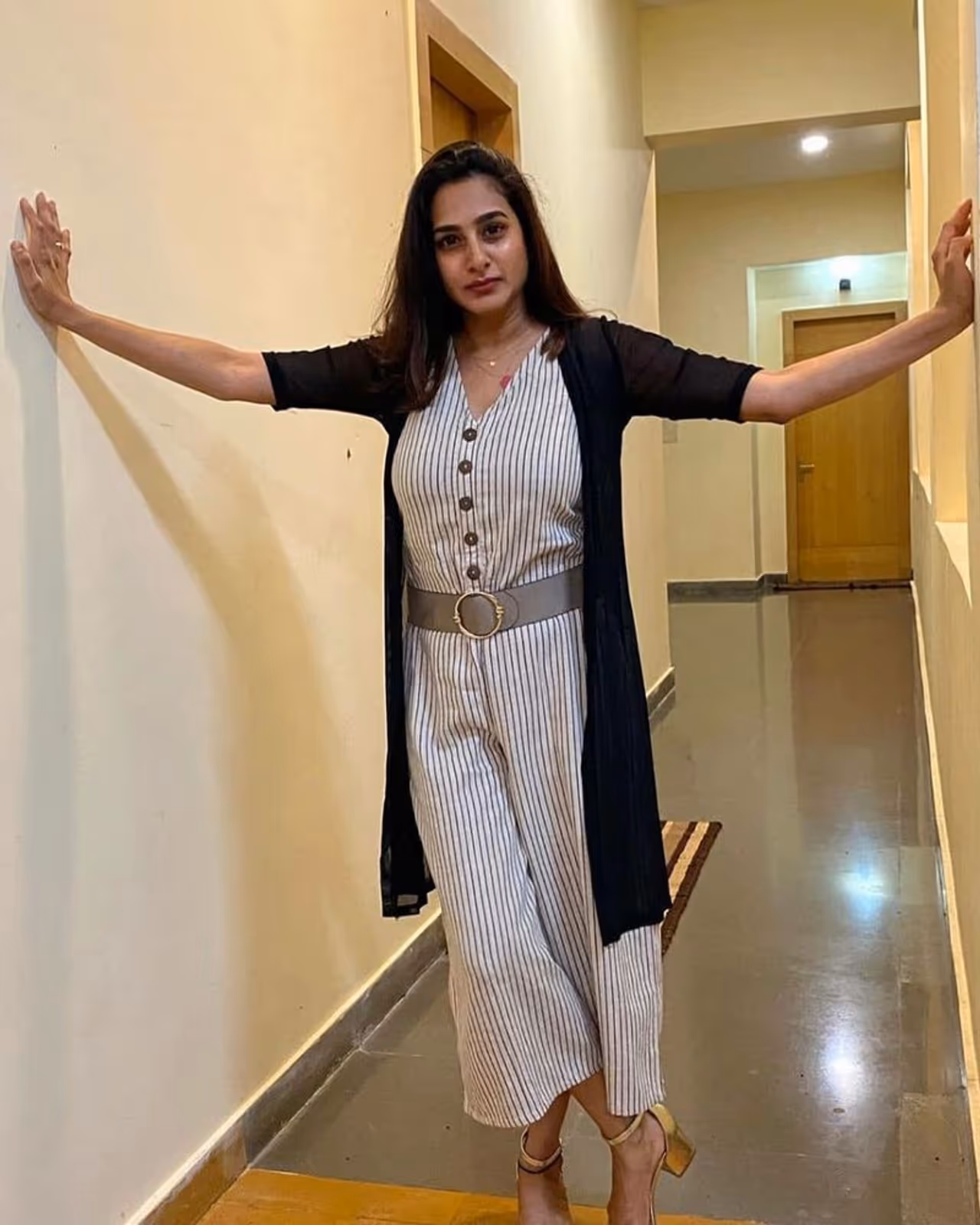 <p style="text align: justify;">క్యారెక్టర్ ఆర్టిస్ట్ గా తెలుగు ప్రేక్షకులకు బాగా పరిచయం ఉన్న నటి సురేఖా వాణి. చేసేది ఆంటీ పాత్రలైనా గ్లామర్ విషయంలో హీరోయిన్స్ కి ఏమాత్రం తక్కువ కాదు.</p> <p style="text align: justify;">క్యారెక్టర్ ఆర్టిస్ట్ గా తెలుగు ప్రేక్షకులకు బాగా పరిచయం ఉన్న నటి సురేఖా వాణి. చేసేది ఆంటీ పాత్రలైనా గ్లామర్ విషయంలో హీరోయిన్స్ కి ఏమాత్రం తక్కువ కాదు.</p>