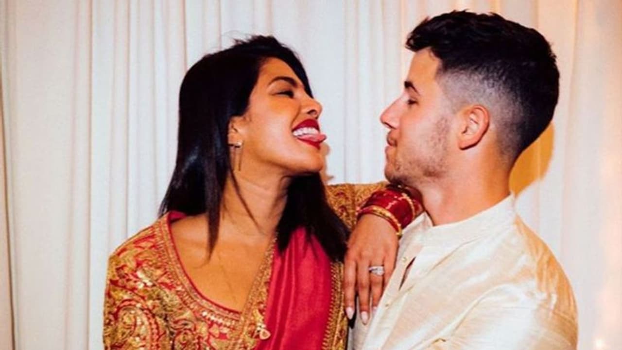 <p style="text align: justify;">2017లో అమెరికన్ సింగర్ మరియు నటుడు నిక్ జోనాస్ తో ప్రియాంక డేటింగ్ చేస్తుందన్న వార్తలు హాట్ టాపిక్ గా మారాయి. వీరి రిలేషన్ బయటపడింది అప్పుడే.</p> <p style="text align: justify;">2017లో అమెరికన్ సింగర్ మరియు నటుడు నిక్ జోనాస్ తో ప్రియాంక డేటింగ్ చేస్తుందన్న వార్తలు హాట్ టాపిక్ గా మారాయి. వీరి రిలేషన్ బయటపడింది అప్పుడే.</p>