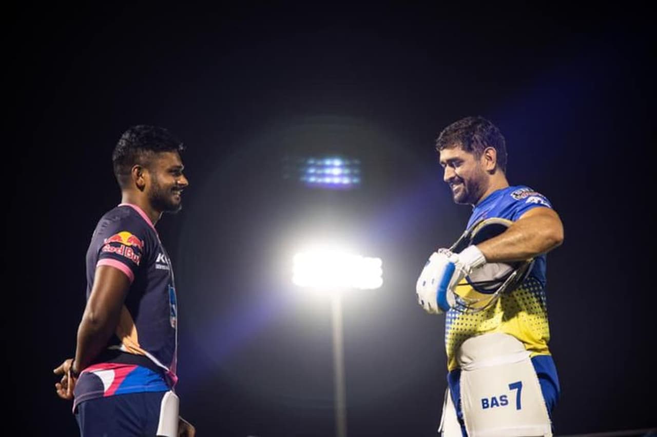 <p>എന്നാല് തരൂരിന്റെ അഭിപ്രായത്തോട് ഗംഭീര് പ്രതികരിച്ചിരുന്നു. സഞ്ജുവിനെ ധോണിയാക്കാന് ശ്രമിക്കരുതെന്നായിരുന്നു ഗംഭീറിന്റെ മറുപടി. സഞ്ജു പുതിയൊരു വിക്കറ്റ് കീപ്പര് ബാറ്റ്സ്മാനാണെന്നും ഗംഭീര് കൂട്ടിച്ചേര്ത്തു. ഇപ്പോള് മലയാളി താരം എസ് ശ്രീശാന്തും ഗംഭീറിന്റെ ചുവടുപിടിച്ചിരിക്കുകയാണ്. ധോണിയല്ല സഞ്ജുവെന്നാണ് ശ്രീശാന്ത് പറയുന്നത്. </p> <p>എന്നാല് തരൂരിന്റെ അഭിപ്രായത്തോട് ഗംഭീര് പ്രതികരിച്ചിരുന്നു. സഞ്ജുവിനെ ധോണിയാക്കാന് ശ്രമിക്കരുതെന്നായിരുന്നു ഗംഭീറിന്റെ മറുപടി. സഞ്ജു പുതിയൊരു വിക്കറ്റ് കീപ്പര് ബാറ്റ്സ്മാനാണെന്നും ഗംഭീര് കൂട്ടിച്ചേര്ത്തു. ഇപ്പോള് മലയാളി താരം എസ് ശ്രീശാന്തും ഗംഭീറിന്റെ ചുവടുപിടിച്ചിരിക്കുകയാണ്. ധോണിയല്ല സഞ്ജുവെന്നാണ് ശ്രീശാന്ത് പറയുന്നത്. </p>