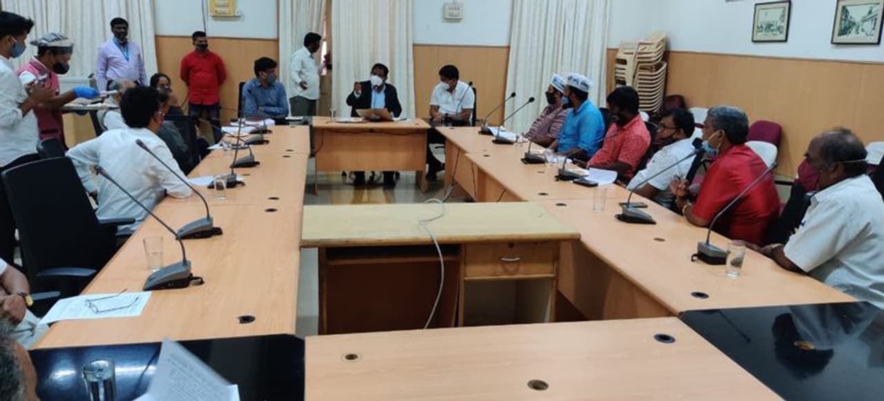 <p>ರಾಜರಾಜೇಶ್ವರಿ ನಗರ ವಿಧಾನಸಭಾ ಕ್ಷೇತ್ರದ ಉಪ ಚುನಾವಣೆ ಹಿನ್ನೆಲೆಯಲ್ಲಿ ಬುಧವಾರ ಬೆಂಗಳೂರು ನಗರ ಜಿಲ್ಲಾ ಚುನಾವಣಾಧಿಕಾರಿ ಎನ್.ಮಂಜುನಾಥ ಪ್ರಸಾದ್ ಬಿಬಿಎಂಪಿ ಕೇಂದ್ರ ಕಚೇರಿಯಲ್ಲಿ ರಾಜಕೀಯ ಪಕ್ಷಗಳ ಮುಖಂಡರ ಜೊತೆ ಸಭೆ ನಡೆಸಿದರು.</p> <p>ರಾಜರಾಜೇಶ್ವರಿ ನಗರ ವಿಧಾನಸಭಾ ಕ್ಷೇತ್ರದ ಉಪ ಚುನಾವಣೆ ಹಿನ್ನೆಲೆಯಲ್ಲಿ ಬುಧವಾರ ಬೆಂಗಳೂರು ನಗರ ಜಿಲ್ಲಾ ಚುನಾವಣಾಧಿಕಾರಿ ಎನ್.ಮಂಜುನಾಥ ಪ್ರಸಾದ್ ಬಿಬಿಎಂಪಿ ಕೇಂದ್ರ ಕಚೇರಿಯಲ್ಲಿ ರಾಜಕೀಯ ಪಕ್ಷಗಳ ಮುಖಂಡರ ಜೊತೆ ಸಭೆ ನಡೆಸಿದರು.</p>