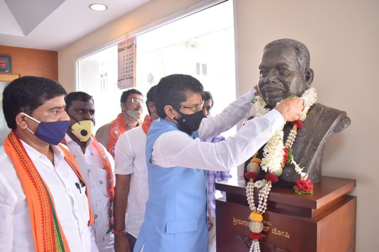 <p>ಪಕ್ಷದ ನೂತನ ರಾಷ್ಟ್ರೀಯ ಪ್ರಧಾನ ಕಾರ್ಯದರ್ಶಿಯಾಗಿ ನೇಮಕಗೊಂಡ ಹಿನ್ನೆಲೆಯಲ್ಲಿ ಬುಧವಾರ ಪಕ್ಷದ ಕಚೇರಿಗೆ ಭೇಟಿ ನೀಡಿದ ಬಳಿಕ ಸುದ್ದಿಗಾರರೊಂದಿಗೆ ಮಾತನಾಡಿದರು.</p> <p>ಪಕ್ಷದ ನೂತನ ರಾಷ್ಟ್ರೀಯ ಪ್ರಧಾನ ಕಾರ್ಯದರ್ಶಿಯಾಗಿ ನೇಮಕಗೊಂಡ ಹಿನ್ನೆಲೆಯಲ್ಲಿ ಬುಧವಾರ ಪಕ್ಷದ ಕಚೇರಿಗೆ ಭೇಟಿ ನೀಡಿದ ಬಳಿಕ ಸುದ್ದಿಗಾರರೊಂದಿಗೆ ಮಾತನಾಡಿದರು.</p>