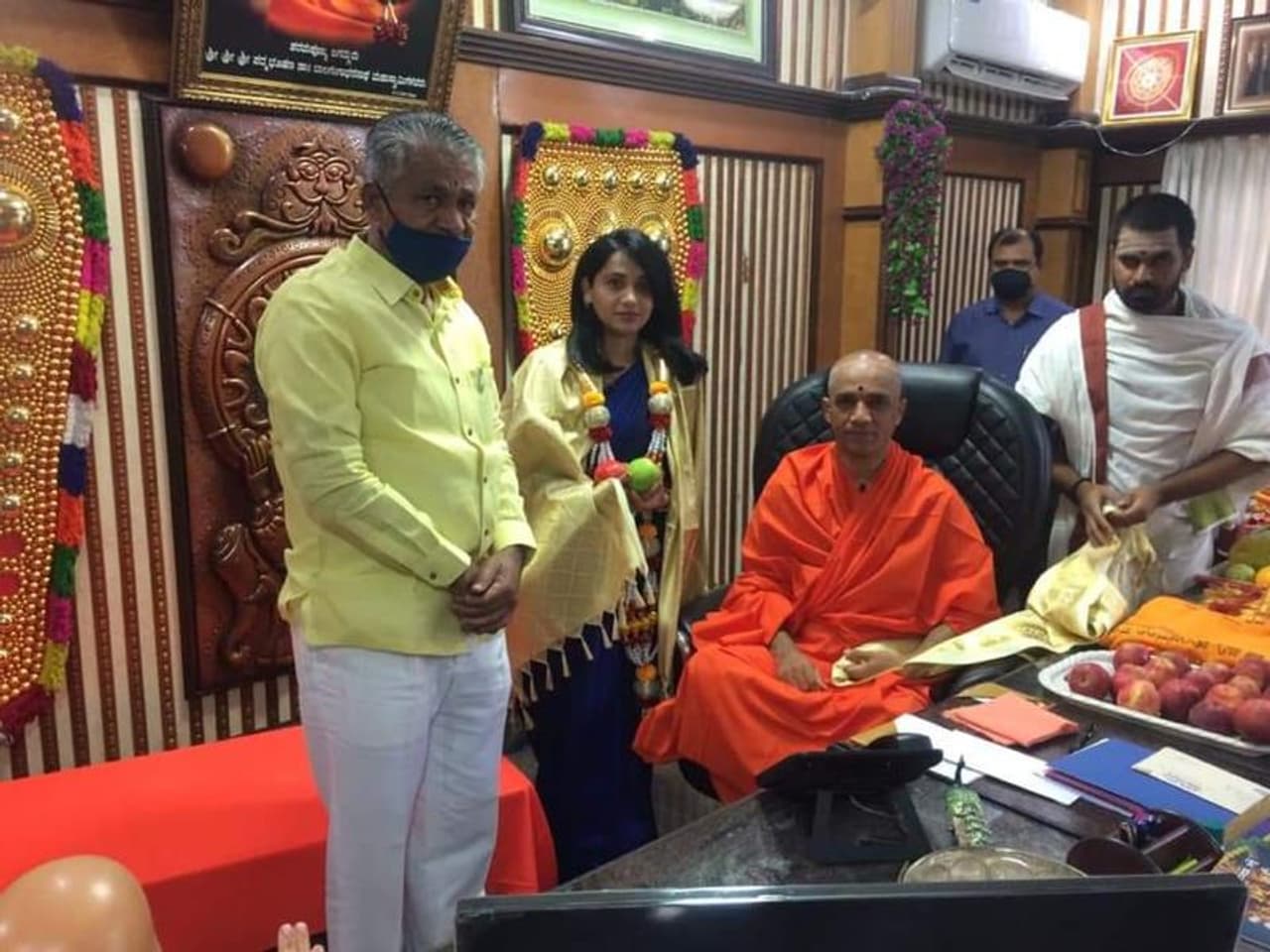 <p>ಉಪಚುನಾವಣೆ ಇರುವ ಹಿನ್ನೆಲೆಯಲ್ಲಿ ನಗರದಲ್ಲಿರುವ ಆದಿಚುಂಚನಗಿರಿ ಮಠಕ್ಕೆ ಭೇಟಿ ನೀಡಿದ ಕುಸುಮಾ</p>