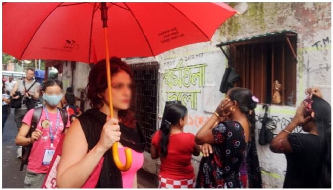 <p>ഇത് ഏഷ്യയിലെ തന്നെ ഏറ്റവും വലിയ ലൈംഗിക തൊഴിലിടങ്ങളിൽ ഒന്നാണ്. ഇത് മറ്റൊരു അധോലോകം തന്നെയാണ്. ഇവിടത്തെ ബഹുനില വേശ്യാലയങ്ങളിൽ താമസിച്ച് ലൈംഗിക തൊഴിലിൽ ഏർപ്പെടുന്നത് 7,000 ലധികം വരുന്ന സ്ത്രീകളാണ്. വടക്കൻ കൊൽക്കത്തയിൽ ചിത്തരഞ്ജൻ അവന്യൂവിനും ശോഭബസാറിനും ഇടയിലായിട്ടാണ് സോനാഗാച്ചി സ്ഥിതി ചെയ്യുന്നത്. </p><p>സോനാഗച്ചി എന്ന വാക്കിന്റെ അർഥം സ്വർണ്ണമരം എന്നാണ്. മുമ്പ് ഇവിടം സനാവുള്ള എന്ന് പേരായ ഒരു ഭീകരകൊള്ളക്കാരന്റെ ഇടമായിരുന്നത്രെ. സനാവുള്ള മരിച്ചപ്പോൾ മരിച്ചപ്പോൾ, മരണത്തിൽ സങ്കടപ്പെട്ടു കരഞ്ഞുകൊണ്ടിരുന്ന അയാളുടെ അമ്മയടക്കമുള്ള സ്ത്രീകൾ, അയാൾ താമസിച്ചിരുന്ന കുടിലിൽ നിന്ന് "അമ്മേ കരയേണ്ട, ഞാനൊരു ഗാസി (പോരാളി) ആയതാണ് " എന്നൊരു അടക്കം പറച്ചിൽ കേട്ടെന്നാണ് ലെജൻഡ്. അന്ന് മുതൽ ആണ് സനാ ഗാസി എന്നും, പിന്നീട് സോനാ ഗാസി എന്നും പറഞ്ഞു പറഞ്ഞ് സോനാ ഗാച്ചിയിലേക്ക് എത്തുന്നത്</p> <p>ഇത് ഏഷ്യയിലെ തന്നെ ഏറ്റവും വലിയ ലൈംഗിക തൊഴിലിടങ്ങളിൽ ഒന്നാണ്. ഇത് മറ്റൊരു അധോലോകം തന്നെയാണ്. ഇവിടത്തെ ബഹുനില വേശ്യാലയങ്ങളിൽ താമസിച്ച് ലൈംഗിക തൊഴിലിൽ ഏർപ്പെടുന്നത് 7,000 ലധികം വരുന്ന സ്ത്രീകളാണ്. വടക്കൻ കൊൽക്കത്തയിൽ ചിത്തരഞ്ജൻ അവന്യൂവിനും ശോഭബസാറിനും ഇടയിലായിട്ടാണ് സോനാഗാച്ചി സ്ഥിതി ചെയ്യുന്നത്. </p><p>സോനാഗച്ചി എന്ന വാക്കിന്റെ അർഥം സ്വർണ്ണമരം എന്നാണ്. മുമ്പ് ഇവിടം സനാവുള്ള എന്ന് പേരായ ഒരു ഭീകരകൊള്ളക്കാരന്റെ ഇടമായിരുന്നത്രെ. സനാവുള്ള മരിച്ചപ്പോൾ മരിച്ചപ്പോൾ, മരണത്തിൽ സങ്കടപ്പെട്ടു കരഞ്ഞുകൊണ്ടിരുന്ന അയാളുടെ അമ്മയടക്കമുള്ള സ്ത്രീകൾ, അയാൾ താമസിച്ചിരുന്ന കുടിലിൽ നിന്ന് "അമ്മേ കരയേണ്ട, ഞാനൊരു ഗാസി (പോരാളി) ആയതാണ് " എന്നൊരു അടക്കം പറച്ചിൽ കേട്ടെന്നാണ് ലെജൻഡ്. അന്ന് മുതൽ ആണ് സനാ ഗാസി എന്നും, പിന്നീട് സോനാ ഗാസി എന്നും പറഞ്ഞു പറഞ്ഞ് സോനാ ഗാച്ചിയിലേക്ക് എത്തുന്നത്</p>