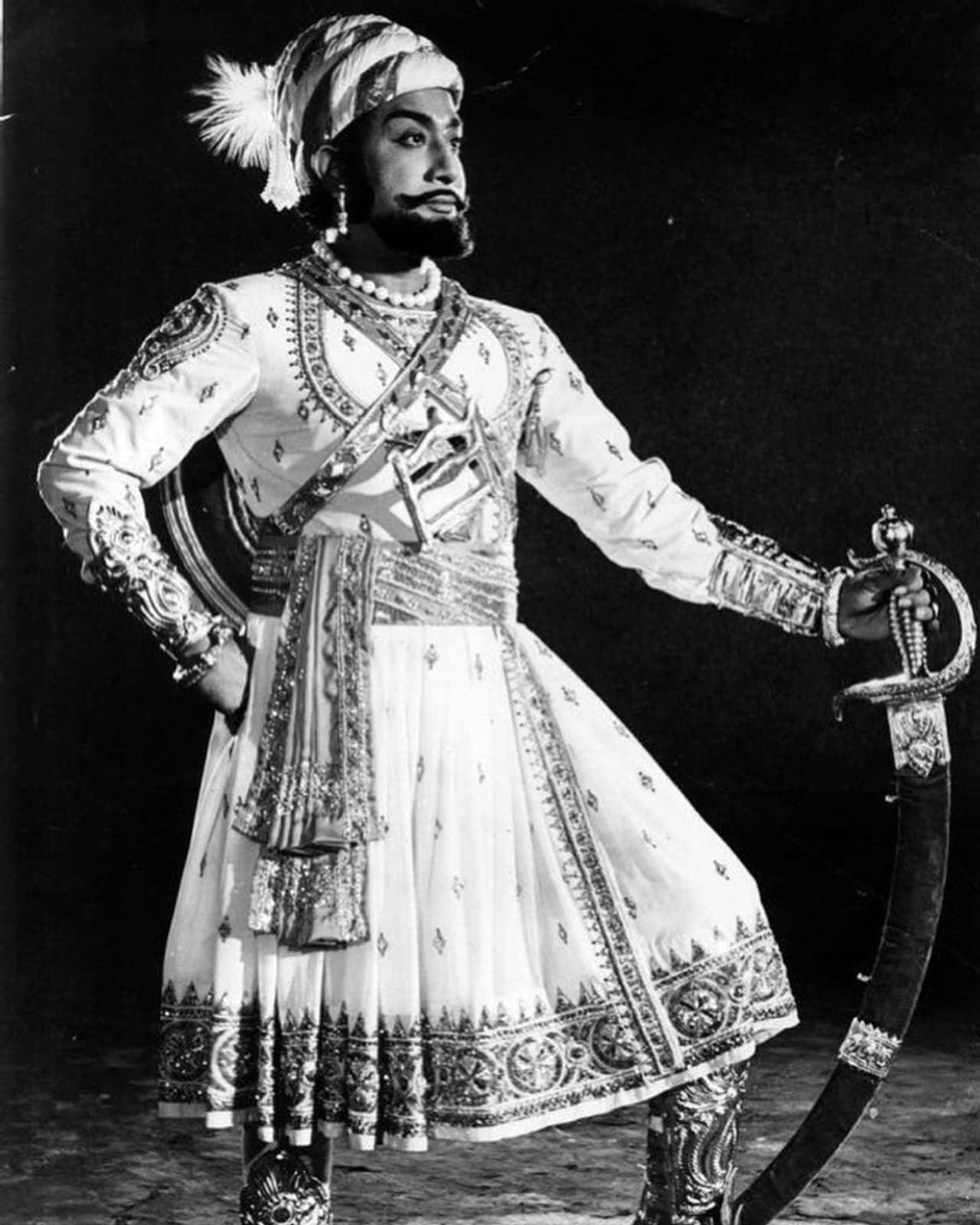 <p>நடிகர் திலகம் சிவாஜி கணேசனின் 93வது பிறந்த நாள் விழா இன்று கொண்டாடப்பட்டு வருகிறது. இவரைப் போல் தத்துரூபமாக நடிக்க இதுவரை யாரும் இல்லை... இனி யாரும் பிறக்கப்போவதில்லை என புகழராம் சூட்டும் அளவிற்கு நடித்துள்ளார் நடிப்பு சக்கரவர்த்தி சிவாஜி கணேசன்.</p> <p>நடிகர் திலகம் சிவாஜி கணேசனின் 93வது பிறந்த நாள் விழா இன்று கொண்டாடப்பட்டு வருகிறது. இவரைப் போல் தத்துரூபமாக நடிக்க இதுவரை யாரும் இல்லை... இனி யாரும் பிறக்கப்போவதில்லை என புகழராம் சூட்டும் அளவிற்கு நடித்துள்ளார் நடிப்பு சக்கரவர்த்தி சிவாஜி கணேசன்.</p>