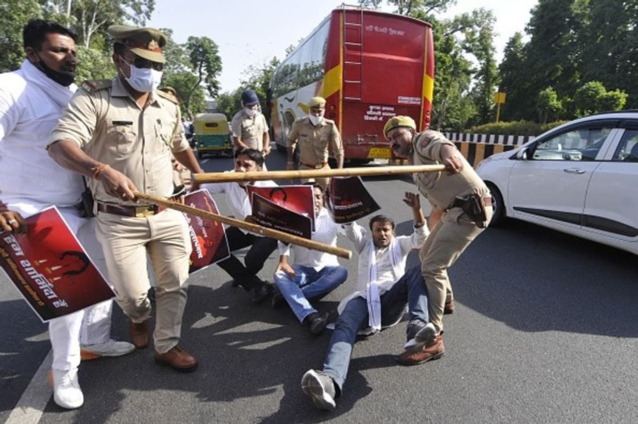 <p>യുവതിയുടെ മൃതദേഹം വീട്ടുകാരുടെ എതിര്‍പ്പ് മറികടന്ന് പൊലീസ് സംസ്‌കരിച്ചതിനെതിരെ രാജവ്യാപകമായി പ്രതിഷേധം ആളിക്കത്തിയിരുന്നു. അന്വേഷണം അട്ടിമറിക്കാൻ തുടക്കം മുതലേ പൊലീസ് ശ്രമിക്കുന്നുവെന്ന ആരോപണങ്ങള്‍ക്കിടെയാണ് ഒരു നോക്ക് കാണണമെന്ന കുടംബാംഗങ്ങളുടെ അപേക്ഷ പോലും മുഖവിലയ്ക്ക് എടുക്കാതെയുള്ള നടപടി. സംഭവത്തിന് പിന്നാലെ യുപി സർക്കാരിനെതിരെ ശക്തമായ വിമർശനങ്ങളാണ് ലോകത്തിന്‍റെ വിവിധ കോണുകളിൽ നിന്നുയരുന്നത്.</p>