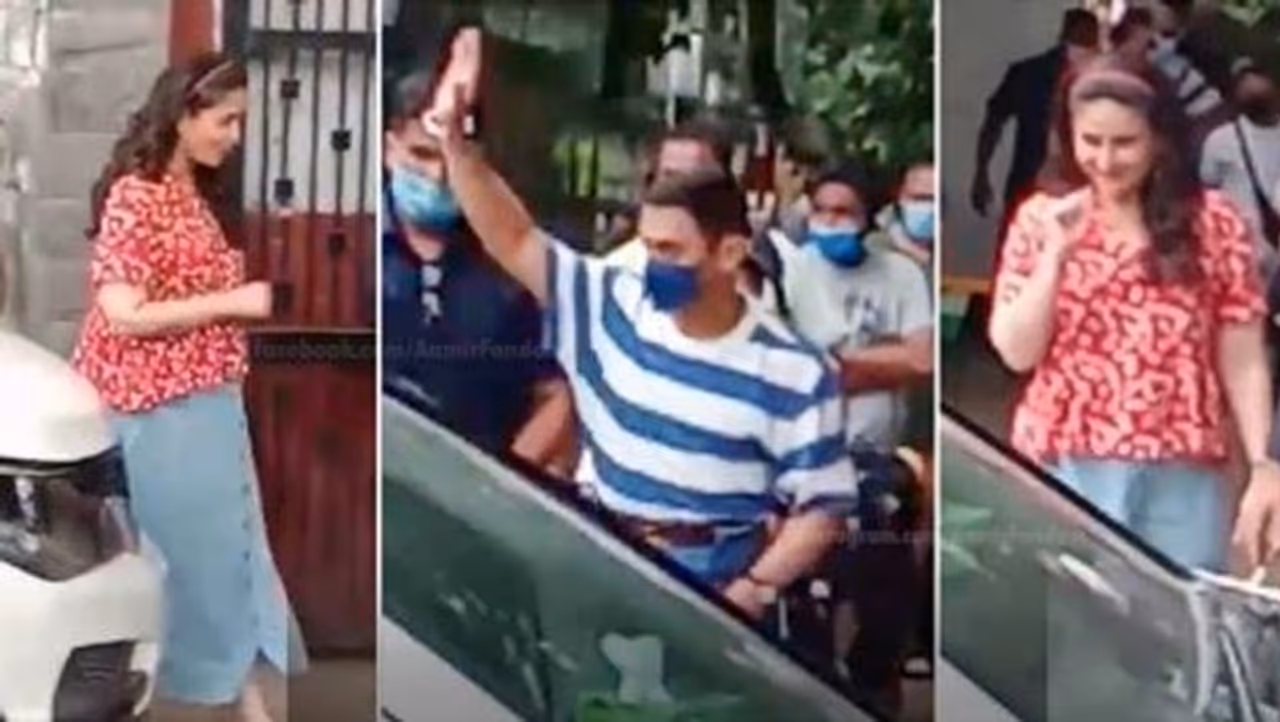 <p>ಶೂಟಿಂಗ್ಗೆ ಮರಳಿದ ಕರೀನಾಳ ಮುಖದ ಮೇಲೆ ಪ್ರೆಗ್ನೆಂಸಿ ಗ್ಲೋ ಸ್ಪಷ್ಟವಾಗಿ ಕಾಣುತ್ತಿದ್ದು, ಬೇಬಿ ಬಂಪ್ನೊಂದಿಗೆ ಕರೀನಾ ಹ್ಯಾಪಿ ಆಗಿದ್ದಾರೆ.</p> <p>ಶೂಟಿಂಗ್ಗೆ ಮರಳಿದ ಕರೀನಾಳ ಮುಖದ ಮೇಲೆ ಪ್ರೆಗ್ನೆಂಸಿ ಗ್ಲೋ ಸ್ಪಷ್ಟವಾಗಿ ಕಾಣುತ್ತಿದ್ದು, ಬೇಬಿ ಬಂಪ್ನೊಂದಿಗೆ ಕರೀನಾ ಹ್ಯಾಪಿ ಆಗಿದ್ದಾರೆ.</p>