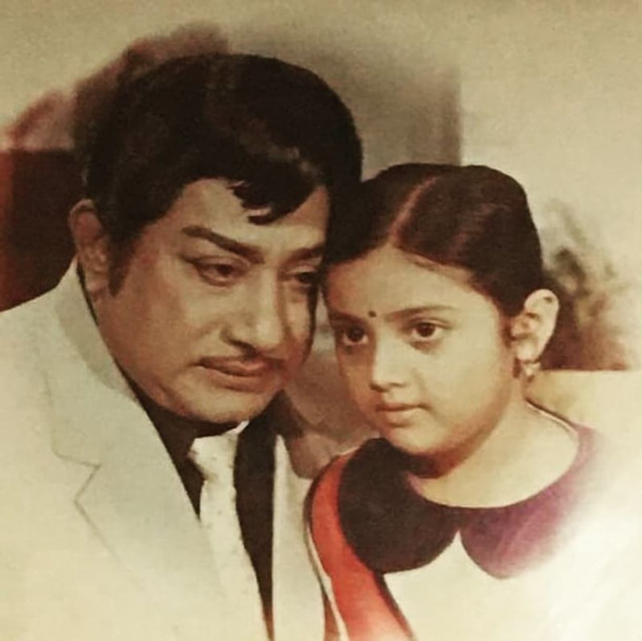 <p>1984ம் ஆண்டு வெளியான அன்புள்ள ரஜினிகாந்த், திரைப்படத்தில் மாற்றுத்திறனாளி சிறுமியாக நடித்து அசத்தியிருப்பார் நடிகை மீனா. அந்த பாடல் காட்சியில் தேவதை உடையணிந்த பேபி மீனா சிரிக்கும் காட்சிகள் நம் நினைவுக்கு வரும். </p> <p>1984ம் ஆண்டு வெளியான அன்புள்ள ரஜினிகாந்த், திரைப்படத்தில் மாற்றுத்திறனாளி சிறுமியாக நடித்து அசத்தியிருப்பார் நடிகை மீனா. அந்த பாடல் காட்சியில் தேவதை உடையணிந்த பேபி மீனா சிரிக்கும் காட்சிகள் நம் நினைவுக்கு வரும். </p>