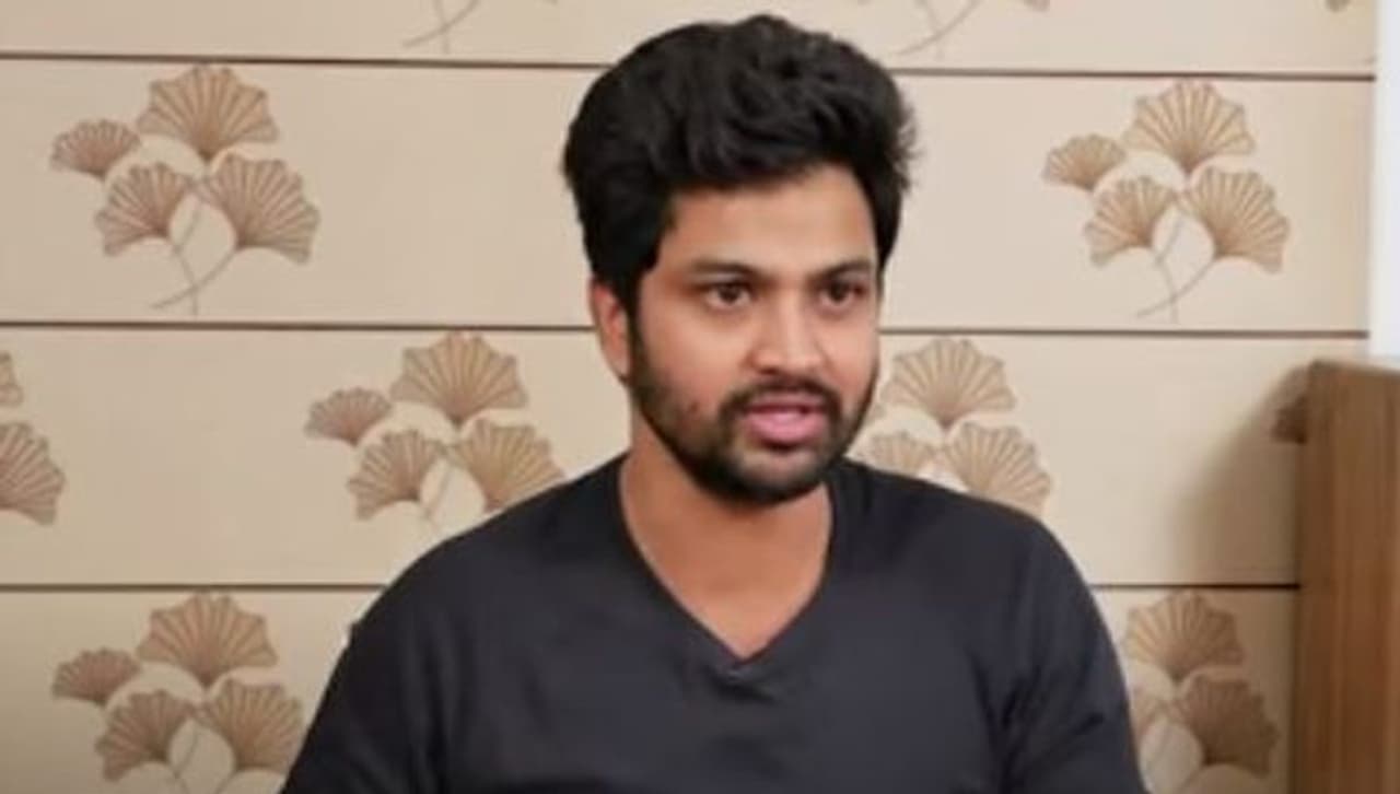 <p>వైఎస్ రాజశేఖర్రెడ్డి మంచి నాయకుడని, ఆరోగ్య శ్రీ వంటి అనేక మంచి పథకాలు తీసుకొచ్చారని, తండ్రిని స్ఫూర్తిగా తీసుకుని జగన్ మొండితనంతో పదేళ్ళు పోరాడి సీఎం అయ్యాడని తెలిపారు. అయితే మొదట్లో జగన్కి రాజకీయాలపై అవగాహన లేదని, ఈ పదేళ్ళలో మంచి పట్టు సంపాదించాడని చెప్పారు. <br /> </p> <p>వైఎస్ రాజశేఖర్రెడ్డి మంచి నాయకుడని, ఆరోగ్య శ్రీ వంటి అనేక మంచి పథకాలు తీసుకొచ్చారని, తండ్రిని స్ఫూర్తిగా తీసుకుని జగన్ మొండితనంతో పదేళ్ళు పోరాడి సీఎం అయ్యాడని తెలిపారు. అయితే మొదట్లో జగన్కి రాజకీయాలపై అవగాహన లేదని, ఈ పదేళ్ళలో మంచి పట్టు సంపాదించాడని చెప్పారు. <br /> </p>