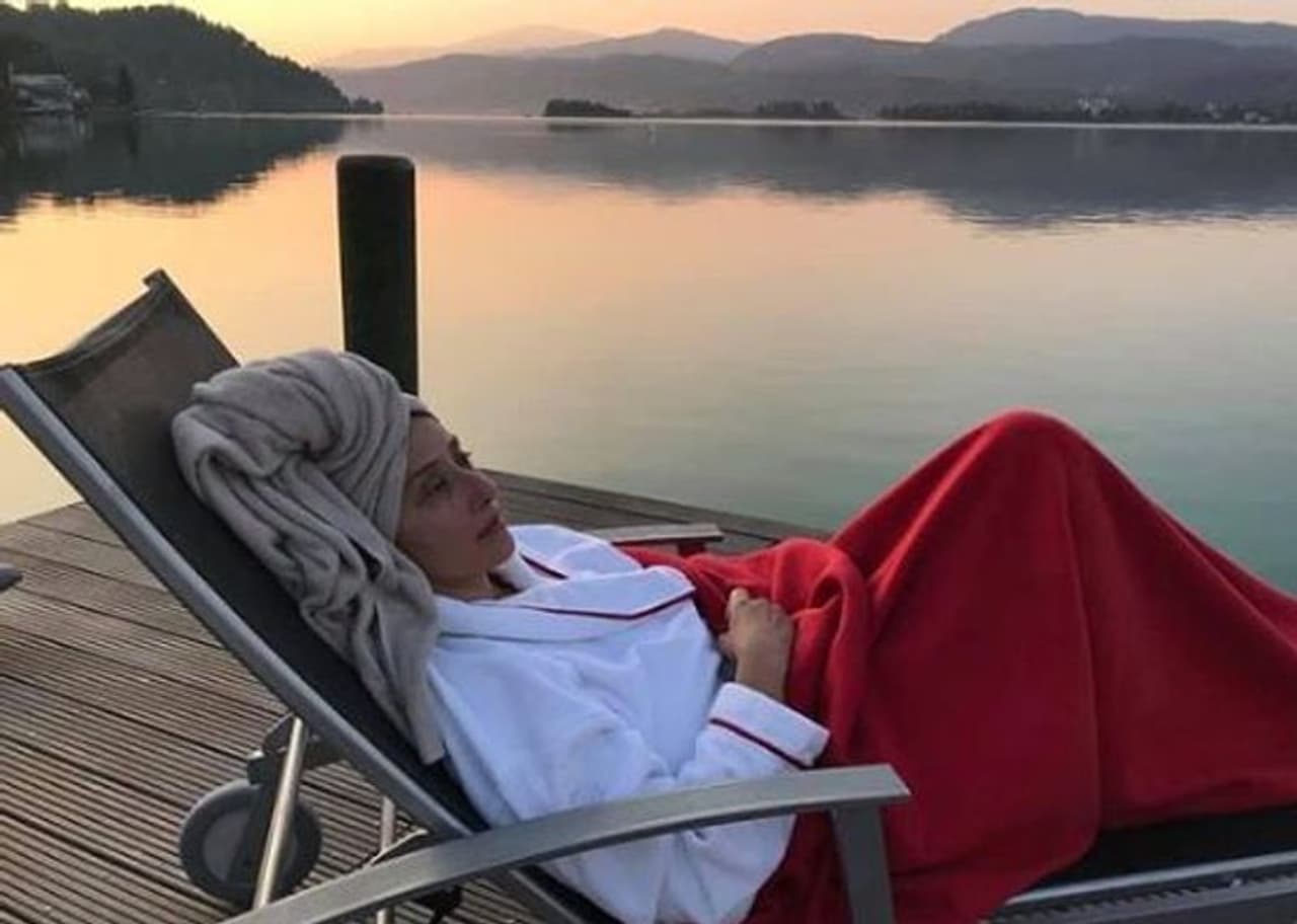 <p>தமிழில் இயக்குனர் மணிரத்னம் இயக்கிய 'பாம்பாய்' திரைப்படத்தின் மூலம் அறிமுகமாகி, பின் கமலஹாசனுடன் 'இந்தியன்', சூப்பர் ஸ்டார் ரஜினிகாந்துடன் 'பாபா' அர்ஜுனுடன் 'முதல்வன்', உள்ளிட்ட படங்களில் நடித்து தமிழ் ரசிகர்கள் மத்தியில் பிரபலமானவர் நடிகை மனிஷா கொய்ராலா.</p> <p>தமிழில் இயக்குனர் மணிரத்னம் இயக்கிய 'பாம்பாய்' திரைப்படத்தின் மூலம் அறிமுகமாகி, பின் கமலஹாசனுடன் 'இந்தியன்', சூப்பர் ஸ்டார் ரஜினிகாந்துடன் 'பாபா' அர்ஜுனுடன் 'முதல்வன்', உள்ளிட்ட படங்களில் நடித்து தமிழ் ரசிகர்கள் மத்தியில் பிரபலமானவர் நடிகை மனிஷா கொய்ராலா.</p>