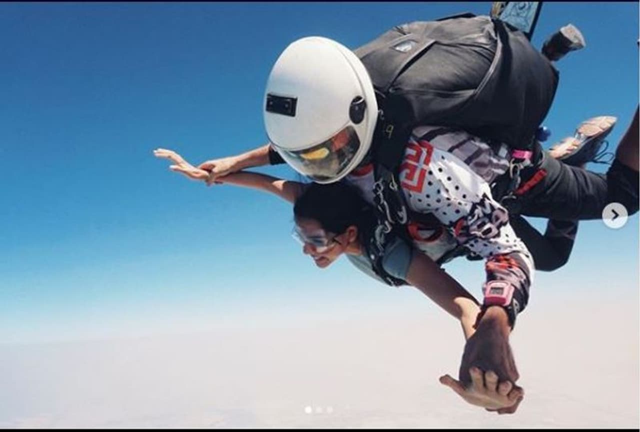 <p>സ്കൈ ഡൈവിംഗ് നടത്തുന്നതിന്റെ മൂന്ന് ചിത്രങ്ങളാണ് കല്യാണി പങ്കുവച്ചിരിക്കുന്നത്.</p> <p>സ്കൈ ഡൈവിംഗ് നടത്തുന്നതിന്റെ മൂന്ന് ചിത്രങ്ങളാണ് കല്യാണി പങ്കുവച്ചിരിക്കുന്നത്.</p>