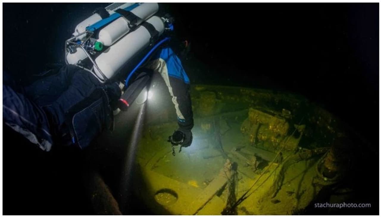 <p>ബാള്ട്ടിക്ക് ടെക് എന്ന സംഘത്തിലെ മുങ്ങല് വിദഗ്ധരാണ് കപ്പലിനെ കടല് തട്ടില് കണ്ടെത്തിയത്. ഒരു വര്ഷമായി ഈ സംഘം ഈ കപ്പലിന് വേണ്ടിയുള്ള തിരച്ചിലിലാണ്. ബാള്ട്ടിക് കടലിന്റെ അടിത്തട്ടില്, ഉസ്താക്ക തീരത്ത് നിന്നും 14 കിലോമീറ്റര് മാറിയാണ് ഈ കപ്പലിന്റെ അവശിഷ്ടങ്ങള് കണ്ടെത്തിയിരിക്കുന്നത്.</p> <p>ബാള്ട്ടിക്ക് ടെക് എന്ന സംഘത്തിലെ മുങ്ങല് വിദഗ്ധരാണ് കപ്പലിനെ കടല് തട്ടില് കണ്ടെത്തിയത്. ഒരു വര്ഷമായി ഈ സംഘം ഈ കപ്പലിന് വേണ്ടിയുള്ള തിരച്ചിലിലാണ്. ബാള്ട്ടിക് കടലിന്റെ അടിത്തട്ടില്, ഉസ്താക്ക തീരത്ത് നിന്നും 14 കിലോമീറ്റര് മാറിയാണ് ഈ കപ്പലിന്റെ അവശിഷ്ടങ്ങള് കണ്ടെത്തിയിരിക്കുന്നത്.</p>