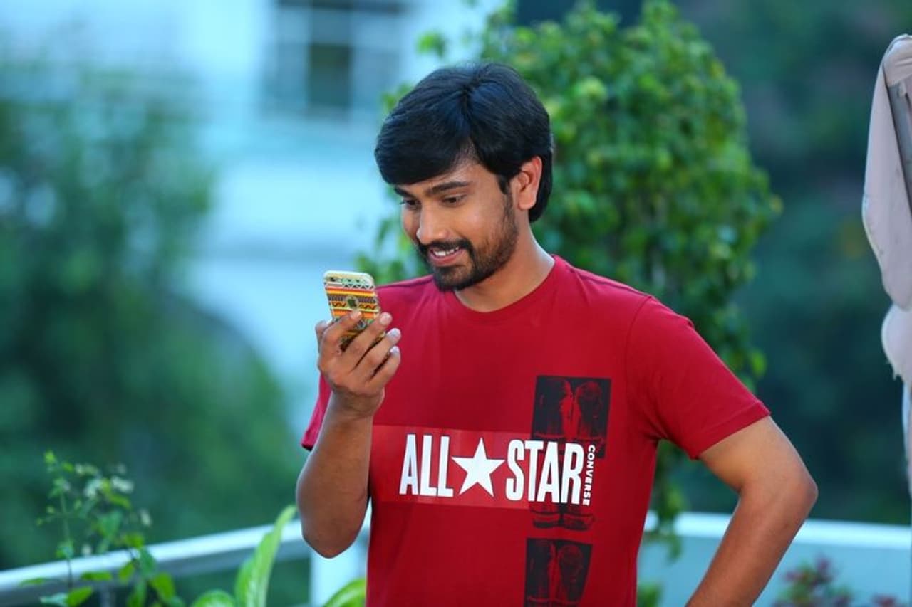 <p>కథేంటి<br />నిడదవోలులో ఉన్న బుజ్జి (రాజ్ తరుణ్) కు తల్లి తండ్రులు పెళ్లి ఫిక్స్ చేస్తారు.ఆ పెళ్లి ఇష్టం లేని బుజ్జి హైదరాబాద్ ఎవరికి చెప్పాపెట్టకుండా బయిలుదేరతాడు. అక్కడ తన గర్ల్ ప్రెండ్ సుజన (హెబ్బా పటేల్) ని కలుద్దామని అతని ఆలోచన. అదే సమయంలో అదే టౌన్ లో ఉన్న కృష్ణవేణి (మాళవిక నాయిర్) కూడా హైదరాబాద్ జంప్ అవుతోంది. ఆమె ది బుజ్జి గాడి సమస్యే. ఆమె బావతో ఇష్టం లేని పెళ్లి ..అందుకే తప్పించుకోవటానికి హైదరాబాద్ ప్రయాణం పెట్టుకుంది. వీళ్లిద్దరూ ఒకరికి మరొకరు తెలియదు. దాంతో ఇద్దరూ ట్రైన్ లో పరిచయం అవుతారు. అయితే తమ సొంత పేర్లు చెప్పుకోరు. ఇక వీళ్లద్దరు ఒకే సారి మిస్సయ్యారు అనే విషయం తెలుసుకున్న నిడదవోలు వాసులంతా...బుజ్జిగాడు..కృష్ణవేణిని లేపుకుపోయాడురోయ్ అని డిస్కషన్స్ మొదలెట్టేస్తారు.</p> <p>కథేంటి<br />నిడదవోలులో ఉన్న బుజ్జి (రాజ్ తరుణ్) కు తల్లి తండ్రులు పెళ్లి ఫిక్స్ చేస్తారు.ఆ పెళ్లి ఇష్టం లేని బుజ్జి హైదరాబాద్ ఎవరికి చెప్పాపెట్టకుండా బయిలుదేరతాడు. అక్కడ తన గర్ల్ ప్రెండ్ సుజన (హెబ్బా పటేల్) ని కలుద్దామని అతని ఆలోచన. అదే సమయంలో అదే టౌన్ లో ఉన్న కృష్ణవేణి (మాళవిక నాయిర్) కూడా హైదరాబాద్ జంప్ అవుతోంది. ఆమె ది బుజ్జి గాడి సమస్యే. ఆమె బావతో ఇష్టం లేని పెళ్లి ..అందుకే తప్పించుకోవటానికి హైదరాబాద్ ప్రయాణం పెట్టుకుంది. వీళ్లిద్దరూ ఒకరికి మరొకరు తెలియదు. దాంతో ఇద్దరూ ట్రైన్ లో పరిచయం అవుతారు. అయితే తమ సొంత పేర్లు చెప్పుకోరు. ఇక వీళ్లద్దరు ఒకే సారి మిస్సయ్యారు అనే విషయం తెలుసుకున్న నిడదవోలు వాసులంతా...బుజ్జిగాడు..కృష్ణవేణిని లేపుకుపోయాడురోయ్ అని డిస్కషన్స్ మొదలెట్టేస్తారు.</p>