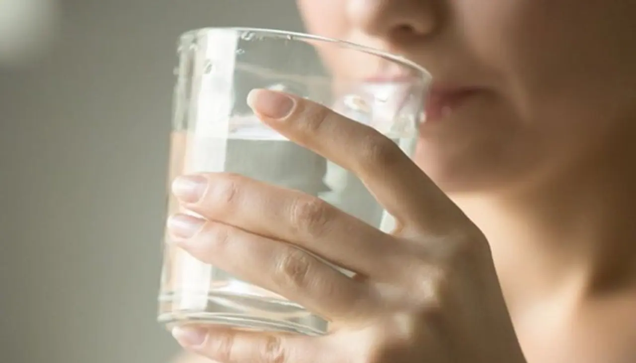 <p>ಚಳಿಗಾಲದಲ್ಲಿ ಶೀತ&nbsp;ನಿಭಾಯಿಸಲು ದೇಹವು ಹೆಚ್ಚು ಶ್ರಮಿಸಬೇಕಾಗಿರುವುದರಿಂದ ಹಸಿವು ಸಹ ಆಗುತ್ತದೆ. ಅದೇ ಸಮಯದಲ್ಲಿ, ಬೇಸಿಗೆಯಲ್ಲಿ ಬೆಳಕು ಮತ್ತು ಸೂರ್ಯನ ಬೆಳಕಿನಿಂದಾಗಿ, ದೇಹವು ಹೆಚ್ಚು ನೀರನ್ನು ಬಳಸುತ್ತದೆ. ಆದ್ದರಿಂದ, ಹೆಚ್ಚು ಬಾಯಾರಿಕೆ ಮತ್ತು ಕಡಿಮೆ ಹಸಿವನ್ನು ಅನುಭವಿಸುತ್ತಾರೆ.</p>