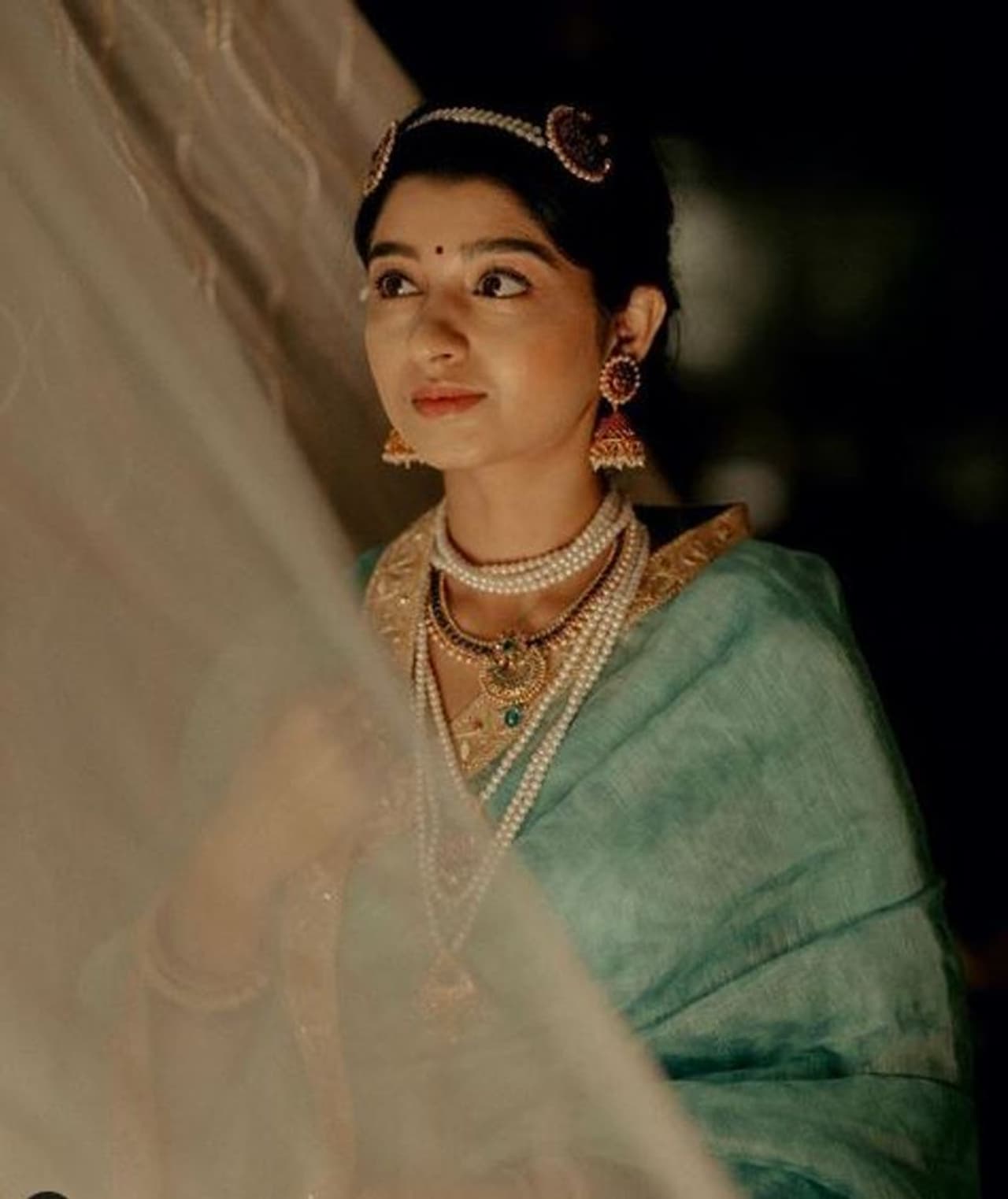 <p>ತೆಲುಗಿನಲ್ಲಿ ಸುಹಾಸಿನಿ ಮಣಿರತ್ನಂ ನಿರ್ದೇಶನದಲ್ಲಿ ದಕ್ಷಿಣ ಭಾರತದ ಪ್ರಸಿದ್ಧ ನಟಿಯರು ಸೇರಿ ರಾಜ ರವಿವರ್ಮಾ ಚಿತ್ರಗಳಿಗೆ ಮರು ಜೀವಕೊಡುವ ಕೆಲಸ ಮಾಡಿದ್ದರು. ಸ್ಟಾರ್ ನಟಿಯರಾದ ಶ್ರುತಿ ಹಾಸನ್, ಸಮಂತಾ ಅಕ್ಕಿನೇನಿ, ಐಶ್ವರ್ಯ ರಾಜೇಶ್, ರಮ್ಯಾ ಕೃಷ್ಣ ಮೊದಲಾದವರನ್ನು ಸೇರಿಸಿಕೊಂಡು ಮಾಡಿದ್ದ ಹೊಸ ರೀತಿಯ ಆಲ್ಬಂ ಸಾಕಷ್ಟುಮೆಚ್ಚುಗೆ ಗಳಿಸಿಕೊಂಡು ಕ್ಯಾಲೆಂಡರ್ ರೂಪದಲ್ಲಿ ಪ್ರಕಟವೂ ಆಗಿತ್ತು. </p> <p>ತೆಲುಗಿನಲ್ಲಿ ಸುಹಾಸಿನಿ ಮಣಿರತ್ನಂ ನಿರ್ದೇಶನದಲ್ಲಿ ದಕ್ಷಿಣ ಭಾರತದ ಪ್ರಸಿದ್ಧ ನಟಿಯರು ಸೇರಿ ರಾಜ ರವಿವರ್ಮಾ ಚಿತ್ರಗಳಿಗೆ ಮರು ಜೀವಕೊಡುವ ಕೆಲಸ ಮಾಡಿದ್ದರು. ಸ್ಟಾರ್ ನಟಿಯರಾದ ಶ್ರುತಿ ಹಾಸನ್, ಸಮಂತಾ ಅಕ್ಕಿನೇನಿ, ಐಶ್ವರ್ಯ ರಾಜೇಶ್, ರಮ್ಯಾ ಕೃಷ್ಣ ಮೊದಲಾದವರನ್ನು ಸೇರಿಸಿಕೊಂಡು ಮಾಡಿದ್ದ ಹೊಸ ರೀತಿಯ ಆಲ್ಬಂ ಸಾಕಷ್ಟುಮೆಚ್ಚುಗೆ ಗಳಿಸಿಕೊಂಡು ಕ್ಯಾಲೆಂಡರ್ ರೂಪದಲ್ಲಿ ಪ್ರಕಟವೂ ಆಗಿತ್ತು. </p>