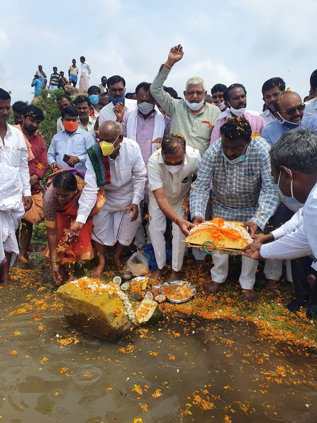 <p>ಪ್ರಸ್ತುತ ವರ್ಷ ನಿರಂತರವಾಗಿ ಮಳೆಯಾಗುತ್ತಿರುವು​ದ​ರಿಂದ ಕೆರೆಗೆ ಸಂಪೂರ್ಣವಾಗಿ ಭರ್ತಿಯಾಗಿದೆ. ಈ ಹಿನ್ನೆಲೆಯಲ್ಲಿ ಶಾಸಕ ಪರಣ್ಣ ಮುನವಳ್ಳಿ ಬಾಗಿನ ಅರ್ಪಿಸಿದ್ದಾರೆ.&nbsp;</p>