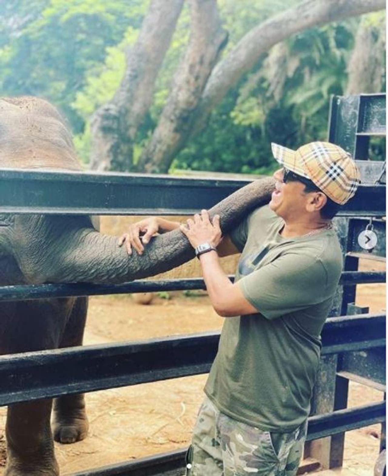 <p>ನಟ ಶಿವರಾಜ್ ಕುಮಾರ್ ಅವರು ಗುರುವಾರ ನಗರದ ಚಾಮರಾಜೇಂದ್ರ ಮೃಗಾಲಯಕ್ಕೆ ಭೇಟಿ ನೀಡಿದ್ದರು.</p> <p>ನಟ ಶಿವರಾಜ್ ಕುಮಾರ್ ಅವರು ಗುರುವಾರ ನಗರದ ಚಾಮರಾಜೇಂದ್ರ ಮೃಗಾಲಯಕ್ಕೆ ಭೇಟಿ ನೀಡಿದ್ದರು.</p>