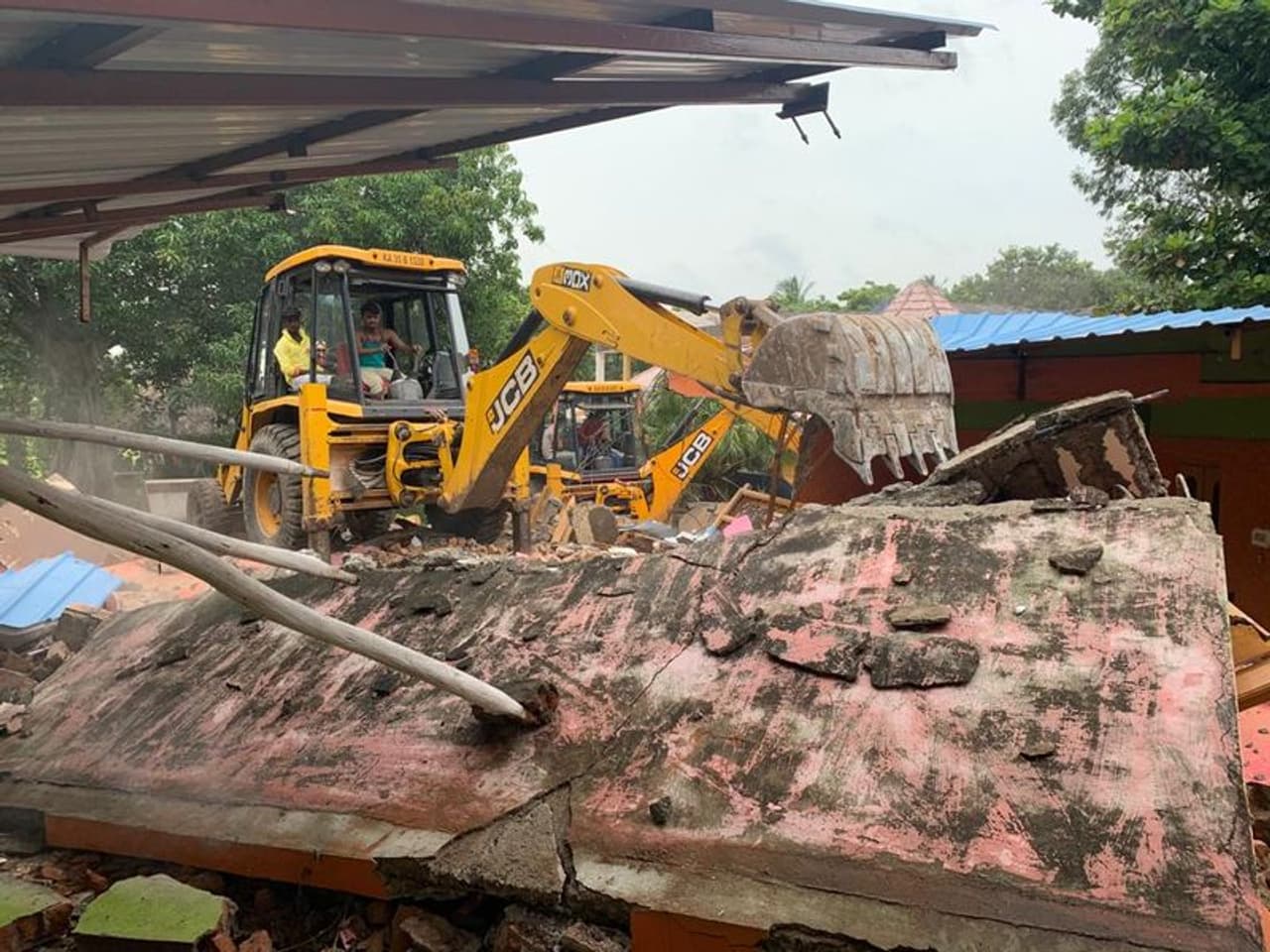 <p>ವರ್ಷದ ಹಿಂದೆ ಅನಧಿಕೃತವಾಗಿ ನಿರ್ಮಿಸಿಕೊಂಡಿದ್ದ 21 ರೆಸಾರ್ಟ್ಗಳನ್ನು ತೆರವುಗೊಳಿಸಲಾಗಿತ್ತು. ಈಗ ಉಳಿದಿದ್ದ ಲಕ್ಷ್ಮೀ ಗೋಲ್ಡನ್ ಬೀಚ್ ರೆಸಾರ್ಟ್ ತೆರವುಗೊಳಿಸಲಾಯಿತು. </p> <p>ವರ್ಷದ ಹಿಂದೆ ಅನಧಿಕೃತವಾಗಿ ನಿರ್ಮಿಸಿಕೊಂಡಿದ್ದ 21 ರೆಸಾರ್ಟ್ಗಳನ್ನು ತೆರವುಗೊಳಿಸಲಾಗಿತ್ತು. ಈಗ ಉಳಿದಿದ್ದ ಲಕ್ಷ್ಮೀ ಗೋಲ್ಡನ್ ಬೀಚ್ ರೆಸಾರ್ಟ್ ತೆರವುಗೊಳಿಸಲಾಯಿತು. </p>