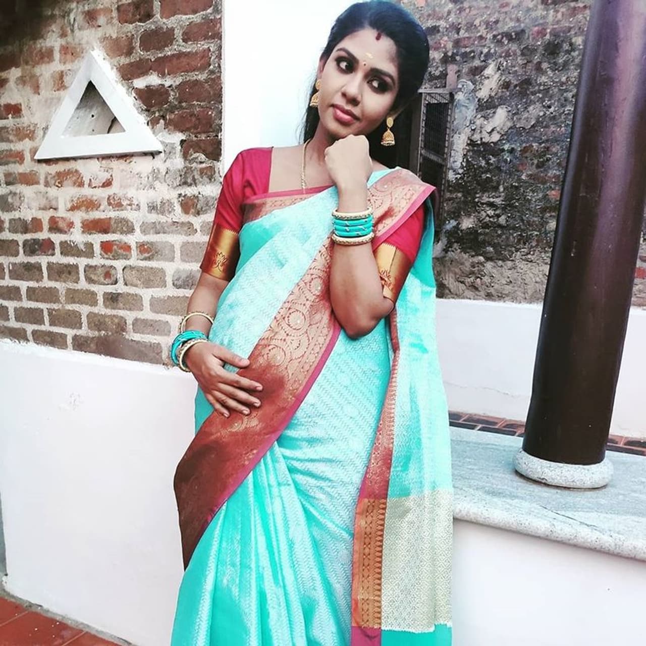 <p>விஜய் டிவி தொலைக்காட்சியில் அண்ணன் தம்பி பாசத்தை அடிப்படை கதையாக கொண்டு ஒளிபரப்பாகி வரும் பாண்டியன் ஸ்டோர் சீரியலுக்கும், இதில் நடிக்கும் நடிகர்களுக்கும் ரசிகர்கள் மத்தியில் தொடர்ந்து நல்ல வரவேற்பு கிடைத்து வருகிறது.</p> <p>விஜய் டிவி தொலைக்காட்சியில் அண்ணன் தம்பி பாசத்தை அடிப்படை கதையாக கொண்டு ஒளிபரப்பாகி வரும் பாண்டியன் ஸ்டோர் சீரியலுக்கும், இதில் நடிக்கும் நடிகர்களுக்கும் ரசிகர்கள் மத்தியில் தொடர்ந்து நல்ல வரவேற்பு கிடைத்து வருகிறது.</p>