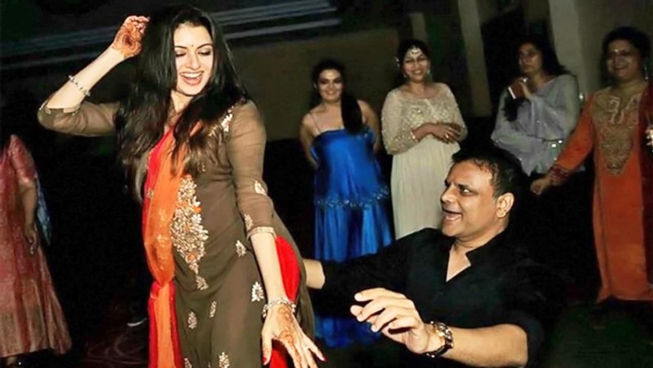 <p>ಈ ಫೋಟೋವನ್ನು ಹಂಚಿಕೊಂಡು &nbsp;ಭಾಗ್ಯಶ್ರೀ ತಮಾಷೆಯಾಗಿ, ನಾನು ಅವರನ್ನು ಮೊಣಕಾಲುಗಳ ಮೇಲೆ ಕೂರುವಂತೆ ಮಾಡಿದೆ, ಎಂದು ಕ್ಯಾಪ್ಷನ್ ಬರೆದಿದ್ದಾರೆ. ಇದರಿಂದ ಅವರಿಗೆ ತುಂಬಾ ಹೊಡೆತ ಬಿದ್ದಿದ್ದು ಹೃದಯಕ್ಕೆ ಗಾಯವಾಗಿರಬೇಕು ಎಂದೂ ಹೇಳಿದ್ದಾರೆ ನಟಿ ಭ್ಯಾಗ್ಯಶ್ರೀ.</p>