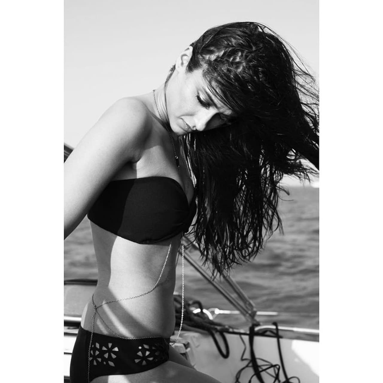 <p style="text align: justify;">గోవా బ్యూటీ ఇలియానా అప్పట్లో టాలీవుడ్ ని ఒక ఊపుఊపింది. కుర్రకారు కలల రాణిగా యమా క్రేజ్ సంపాదించుకుంది. నటన పరంగా కంటే తన గ్లామర్ తోనే ఎక్కువ ఫ్యాన్స్ ని సొంతం చేసుకుంది ఇలియానా. </p> <p style="text align: justify;">గోవా బ్యూటీ ఇలియానా అప్పట్లో టాలీవుడ్ ని ఒక ఊపుఊపింది. కుర్రకారు కలల రాణిగా యమా క్రేజ్ సంపాదించుకుంది. నటన పరంగా కంటే తన గ్లామర్ తోనే ఎక్కువ ఫ్యాన్స్ ని సొంతం చేసుకుంది ఇలియానా. </p>