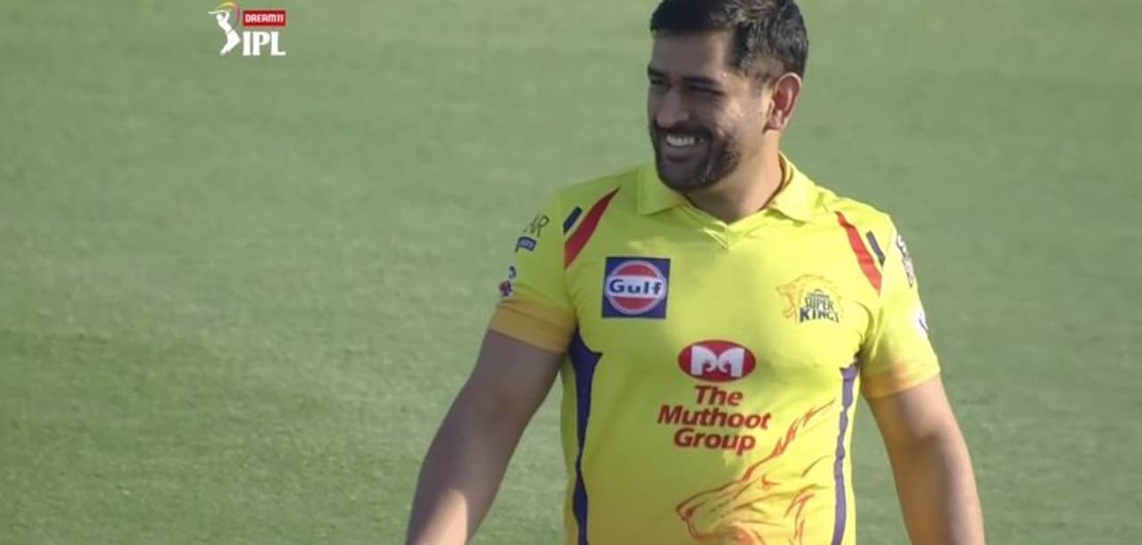 <p>12 బంతుల్లో 11 పరుగులు చేసిన ధోనీ, వరుణ్ చక్రవర్తి బౌలింగ్లో క్లీన్బౌల్డ్ అయ్యాడు. </p> <p>12 బంతుల్లో 11 పరుగులు చేసిన ధోనీ, వరుణ్ చక్రవర్తి బౌలింగ్లో క్లీన్బౌల్డ్ అయ్యాడు. </p>