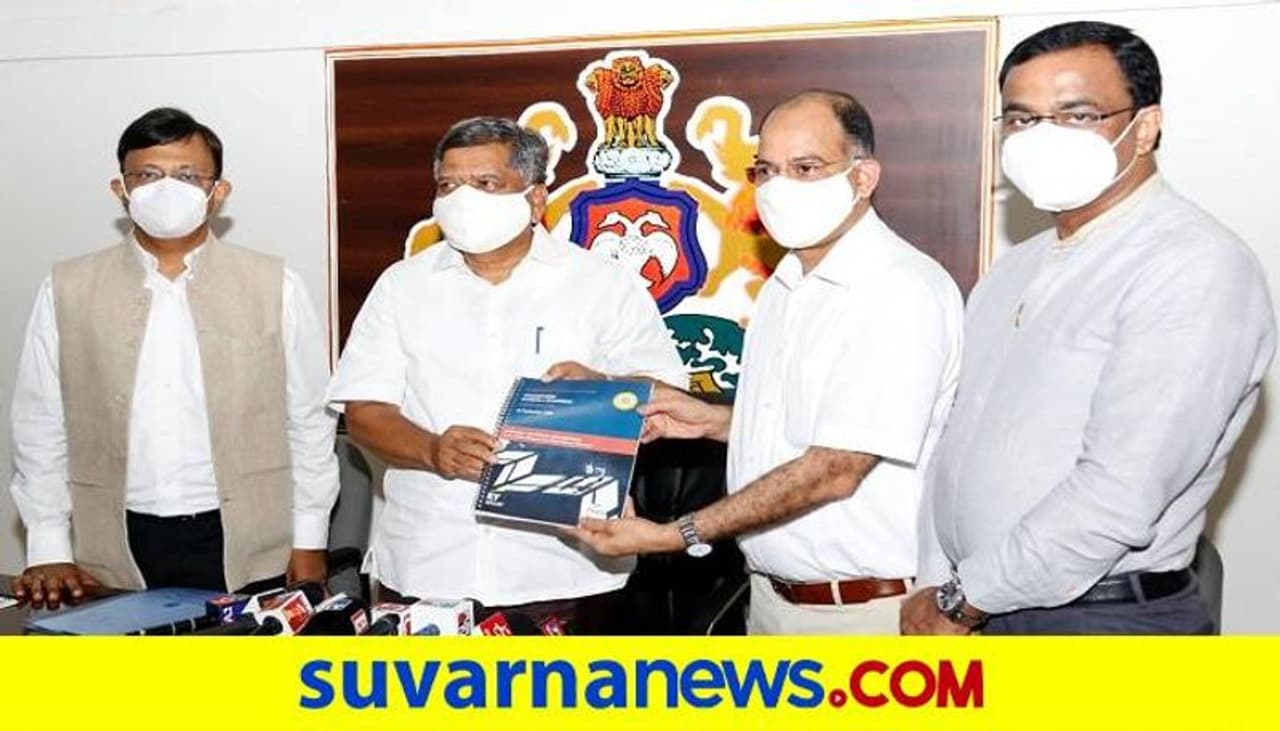 <p>ಎಫ್ಎಂಸಿಜಿ ಕ್ಲಸ್ಟರ್ ಸ್ಥಾಪನೆ ಕುರಿತ 'ಟ್ರಾನ್ಸ್ಫಾರ್ಮ್ ಹುಬ್ಬಳ್ಳಿ ಧಾರವಾಡ ವಿಷನ್ ಗ್ರೂಪ್ 2020 2025' ವರದಿಯನ್ನು ವಿಷನ್ ಗ್ರೂಪ್ನ ಮುಖ್ಯಸ್ಥ ಉಲ್ಲಾಸ್ ಕಾಮತ್ ಅವರು ಸಚಿವ ಜಗದೀಶ್ ಶೆಟ್ಟರ್ ಅವರಿಗೆ ಹಸ್ತಾಂತರಿಸಿದ್ದಾರೆ. </p> <p>ಎಫ್ಎಂಸಿಜಿ ಕ್ಲಸ್ಟರ್ ಸ್ಥಾಪನೆ ಕುರಿತ 'ಟ್ರಾನ್ಸ್ಫಾರ್ಮ್ ಹುಬ್ಬಳ್ಳಿ ಧಾರವಾಡ ವಿಷನ್ ಗ್ರೂಪ್ 2020 2025' ವರದಿಯನ್ನು ವಿಷನ್ ಗ್ರೂಪ್ನ ಮುಖ್ಯಸ್ಥ ಉಲ್ಲಾಸ್ ಕಾಮತ್ ಅವರು ಸಚಿವ ಜಗದೀಶ್ ಶೆಟ್ಟರ್ ಅವರಿಗೆ ಹಸ್ತಾಂತರಿಸಿದ್ದಾರೆ. </p>