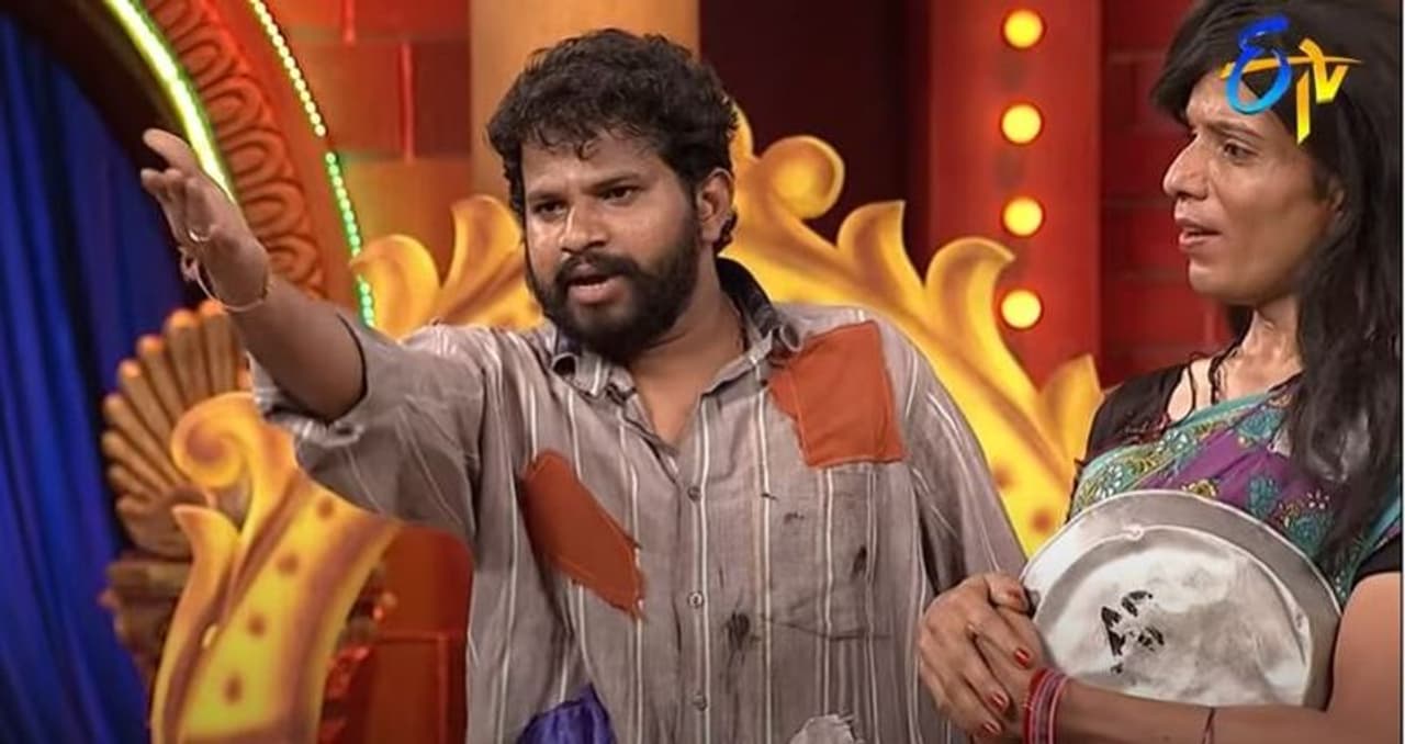 <p><br />హైపర్ ఆది మాట్లాడుతూ..కోట ఆదయ్య మా తాత పేరు. అదే నాకు పెట్టారు. స్కూల్, కాలేజ్లో ఆ పేరుతో బాగా ఆటపట్టించేవారు. ఇండస్ట్రీకి వచ్చిన తర్వాత ఆదిగా పేరు మారింది. ‘హైపర్’ అనే టైటిల్ ‘జబర్దస్త్’ చేసేటప్పుడు మా దర్శకులు పెట్టారు. నేను చేసే స్కిట్లలో ఫ్రస్ట్రేషన్ ఎక్కువగా ఉండేది దాంతో ‘హైపర్’ అని పెట్టారు. (Pic Courtesy: etv Jabardasth)</p> <p><br />హైపర్ ఆది మాట్లాడుతూ..కోట ఆదయ్య మా తాత పేరు. అదే నాకు పెట్టారు. స్కూల్, కాలేజ్లో ఆ పేరుతో బాగా ఆటపట్టించేవారు. ఇండస్ట్రీకి వచ్చిన తర్వాత ఆదిగా పేరు మారింది. ‘హైపర్’ అనే టైటిల్ ‘జబర్దస్త్’ చేసేటప్పుడు మా దర్శకులు పెట్టారు. నేను చేసే స్కిట్లలో ఫ్రస్ట్రేషన్ ఎక్కువగా ఉండేది దాంతో ‘హైపర్’ అని పెట్టారు. (Pic Courtesy: etv Jabardasth)</p>