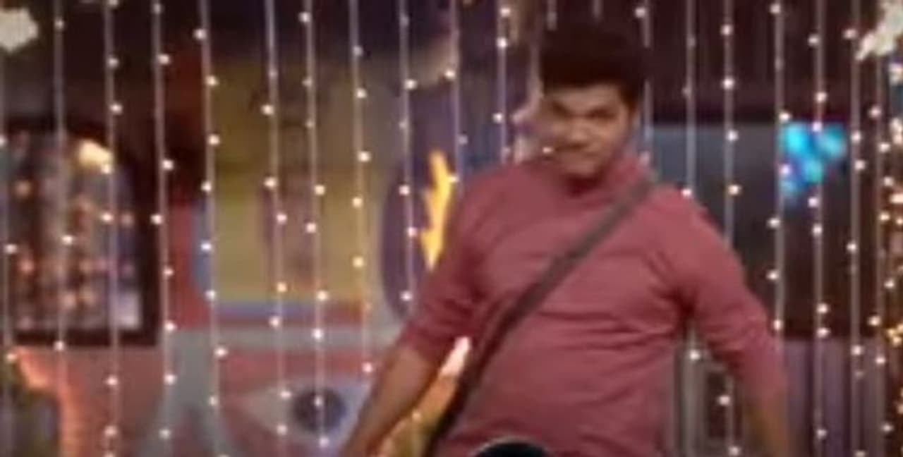 <p>లాస్యతో చపాతి స్టెప్, అవినాష్తో దెబ్బతగిలిన స్టెప్, అఖిల్తో వర్కౌట్ స్టెప్, అభిజిత్తో డ్రైవింగ్ స్టెప్, సోహైల్తో ఫైటింగ్ స్టెప్, అరియానాతో రెట్రో స్టెప్, అమ్మ రాజశేఖర్తో కాంచన స్టెప్, కుమార్ సాయితో కన్ఫ్యూజన్ స్టెప్, గంగవ్వతో నీ కళ్ళు నీలి సముద్రం పాటకి స్టెప్సులేయించి అందరిచేత ఈలలు కొట్టించాడు. </p> <p>లాస్యతో చపాతి స్టెప్, అవినాష్తో దెబ్బతగిలిన స్టెప్, అఖిల్తో వర్కౌట్ స్టెప్, అభిజిత్తో డ్రైవింగ్ స్టెప్, సోహైల్తో ఫైటింగ్ స్టెప్, అరియానాతో రెట్రో స్టెప్, అమ్మ రాజశేఖర్తో కాంచన స్టెప్, కుమార్ సాయితో కన్ఫ్యూజన్ స్టెప్, గంగవ్వతో నీ కళ్ళు నీలి సముద్రం పాటకి స్టెప్సులేయించి అందరిచేత ఈలలు కొట్టించాడు. </p>