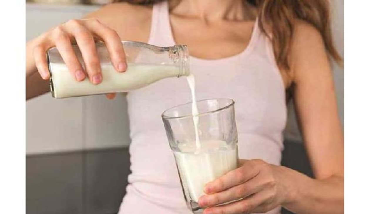 <p>ഒരു ഗ്ലാസ് പാല് രാത്രി കുടിക്കുന്നത് ഉറക്കം ലഭിക്കാന് സഹായിക്കും. പാലിലുള്ള കാത്സ്യമാണ് ഉറക്കം കിട്ടാനുള്ള കാരണം. ഉറക്കത്തെ സഹായിക്കുന്ന 'മെലാറ്റോണിന്' എന്ന ഹോര്മോണ് ഉത്പാദിപ്പിക്കുന്ന 'ട്രിപ്റ്റോഫാനെ' തലച്ചോറിലേക്ക് എത്തിക്കുന്ന പ്രവര്ത്തനമാണ് കാത്സ്യം ചെയ്യുന്നത്.</p> <p>ഒരു ഗ്ലാസ് പാല് രാത്രി കുടിക്കുന്നത് ഉറക്കം ലഭിക്കാന് സഹായിക്കും. പാലിലുള്ള കാത്സ്യമാണ് ഉറക്കം കിട്ടാനുള്ള കാരണം. ഉറക്കത്തെ സഹായിക്കുന്ന 'മെലാറ്റോണിന്' എന്ന ഹോര്മോണ് ഉത്പാദിപ്പിക്കുന്ന 'ട്രിപ്റ്റോഫാനെ' തലച്ചോറിലേക്ക് എത്തിക്കുന്ന പ്രവര്ത്തനമാണ് കാത്സ്യം ചെയ്യുന്നത്.</p>