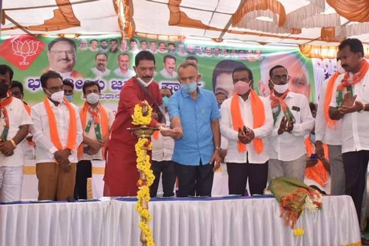 <p>ತಾಲೂಕಿನ ಚಿಕ್ಕನಹಳ್ಳಿ ಬಳಿ ಕಳ್ಳಂಬೆಳ್ಳ ಹಾಗೂ ಚಿಕ್ಕನಹಳ್ಳಿ ಶಕ್ತಿಕೇಂದ್ರದ ಬಿಜೆಪಿ ಬೂತ್ಮಟ್ಟದ ಕಾರ್ಯಕರ್ತ ಸಭೆಯನ್ನು ಉದ್ಘಾಟಿಸಿ ಮಾತನಾಡಿದ ಅವರು, ಈ ಬಾರಿ ಶಿರಾದಲ್ಲಿ ಬಿಜೆಪಿಯ ಬಿರುಗಾಳಿ ಎದ್ದಿದೆ. ಕ್ಷೇತ್ರದ ಎಲ್ಲಾ ಕಡೆಗಳಲ್ಲೂ ಬಿಜೆಪಿಯ ಗಾಳಿ ಬೀಸುತ್ತಿದೆ. ಪಕ್ಷದ ಕಾರ್ಯಕರ್ತರು ಉತ್ಸಾಹದಲ್ಲಿದ್ದಾರೆ ಎಂದಿದ್ದಾರೆ. </p> <p>ತಾಲೂಕಿನ ಚಿಕ್ಕನಹಳ್ಳಿ ಬಳಿ ಕಳ್ಳಂಬೆಳ್ಳ ಹಾಗೂ ಚಿಕ್ಕನಹಳ್ಳಿ ಶಕ್ತಿಕೇಂದ್ರದ ಬಿಜೆಪಿ ಬೂತ್ಮಟ್ಟದ ಕಾರ್ಯಕರ್ತ ಸಭೆಯನ್ನು ಉದ್ಘಾಟಿಸಿ ಮಾತನಾಡಿದ ಅವರು, ಈ ಬಾರಿ ಶಿರಾದಲ್ಲಿ ಬಿಜೆಪಿಯ ಬಿರುಗಾಳಿ ಎದ್ದಿದೆ. ಕ್ಷೇತ್ರದ ಎಲ್ಲಾ ಕಡೆಗಳಲ್ಲೂ ಬಿಜೆಪಿಯ ಗಾಳಿ ಬೀಸುತ್ತಿದೆ. ಪಕ್ಷದ ಕಾರ್ಯಕರ್ತರು ಉತ್ಸಾಹದಲ್ಲಿದ್ದಾರೆ ಎಂದಿದ್ದಾರೆ. </p>