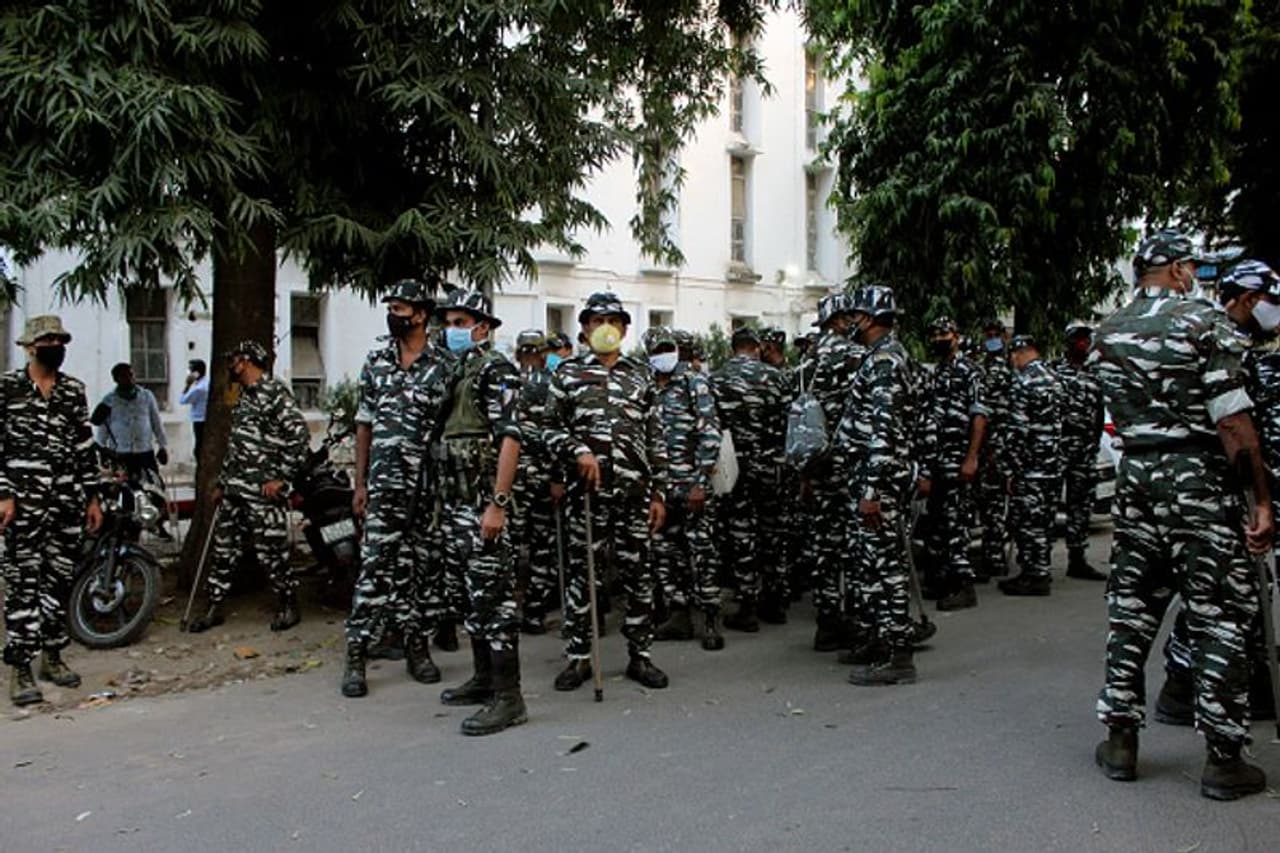 <p>പെണ്‍കുട്ടിയുടെ വീട്ടുകാരെ സന്ദര്‍ശിക്കാനെത്തിയ രാഹുല്‍ ഗാന്ധിയെ തള്ളിവീഴ്ത്തിയ യുപി പൊലീസ് രാഹുലിനെയും പ്രിയങ്കാ ഗാന്ധിയേയും അറസ്റ്റ് ചെയ്ത് വിട്ടയക്കുകയായിരുന്നു. ഇതിന് പിന്നാലെ ഇന്നലെ ഗാന്ധി ജയന്തി ദിവസം കുട്ടിയുടെ ബന്ധുക്കളെ കാണാനിത്തിയ മാധ്യമ പ്രവര്‍ത്തകരെ പൊലീസ് അറസ്റ്റ് ചെയ്ത് നീക്കി.&nbsp;</p>