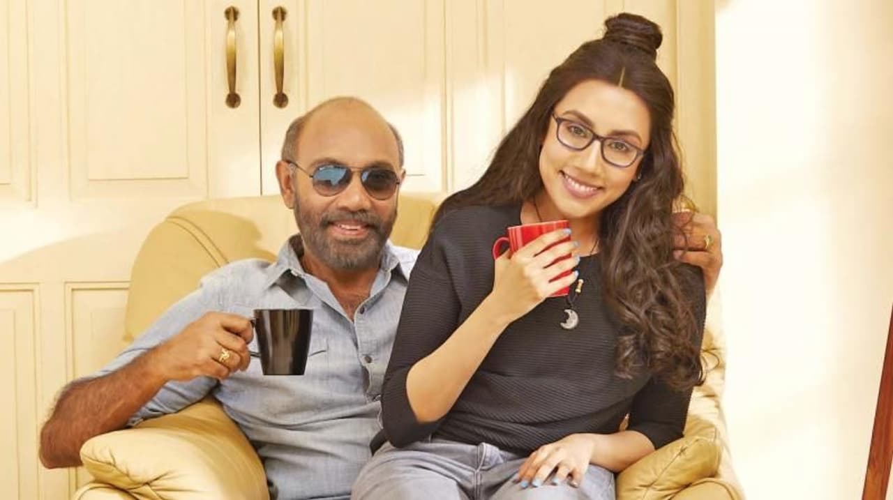 <p>1990 முதல், முன்னணி கதாநாயகர்களில் ஒருவராக அறியப்படுபவர், நடிகர் சத்யராஜ். கோவை மாவட்டத்தைச் சேர்ந்த இவர் வில்லனாக தன்னுடைய நடிப்பு வாழ்க்கையை தொடர்ந்தாலும், பின்னர் ஹீரோவாக நடித்து பல வெற்றி படங்களை கொடுத்தவர்.</p> <p>1990 முதல், முன்னணி கதாநாயகர்களில் ஒருவராக அறியப்படுபவர், நடிகர் சத்யராஜ். கோவை மாவட்டத்தைச் சேர்ந்த இவர் வில்லனாக தன்னுடைய நடிப்பு வாழ்க்கையை தொடர்ந்தாலும், பின்னர் ஹீரோவாக நடித்து பல வெற்றி படங்களை கொடுத்தவர்.</p>