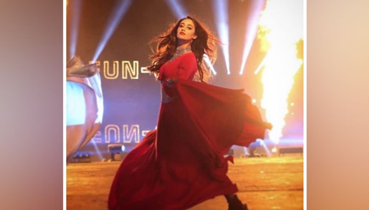 <p>​<br />ஒல்லி பெல்லி இடுப்பை காட்டி தமிழ் மற்றும் தெலுங்கு சினிமா ரசிகர்களை கவிழ்ந்தவர் நடிகை இலியானா. பிரம்மாண்ட இயக்குநர் ஷங்கரின் "நண்பன்" படம் மூலம் தமிழ் ரசிகர்களை கவர்ந்திழுந்தவர் இலியானா.&nbsp;<br />&nbsp;</p>