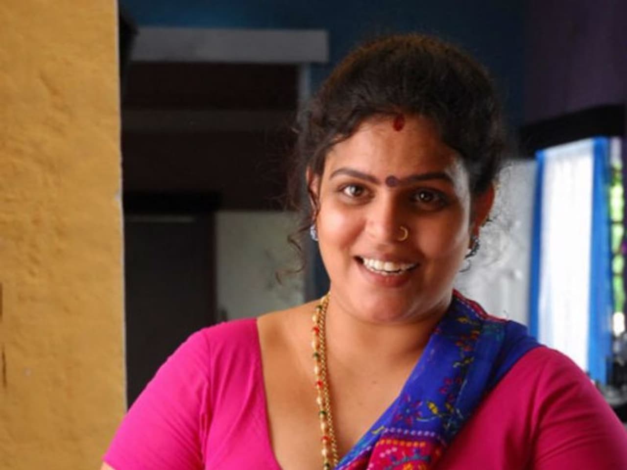 <p>గ్లామరస్‌ పాత్రలతో ఫేమస్‌ అయిన కరాటే కళ్యాణి ఇటీవల బిగ్‌బాస్‌ 4లో ఇంటిసభ్యురాలిగా ఎంట్రీ ఇచ్చారు. ఈ సందర్భంగా తన జీవితంలోని చేదు జ్ఞాపకాలను గుర్తు చేసి,&nbsp;తన స్ట్రగుల్స్ ని పంచుకుని అందరి చేత కన్నీళ్లు పెట్టించింది.&nbsp;</p>