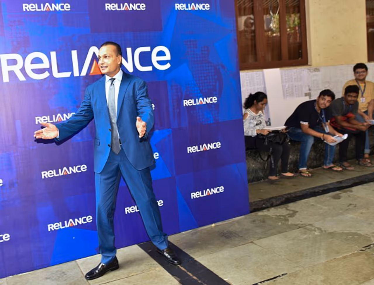 <p>బ్యాంకుల చర్య అతని భవిష్యత్తును వెంటాడుతుంది. అనిల్ అంబానీ మూడు చైనా బ్యాంకులకు రూ .5,276 కోట్ల రుణాలు చెల్లించాల్సి ఉంది. పారిశ్రామిక వాణిజ్య బ్యాంక్ ఆఫ్ చైనాతో సహ ఇతర బ్యాంకులకు అనిల్ అంబానీ భారీ రుణలు చెల్లించాల్సి &nbsp;ఉంది.</p>