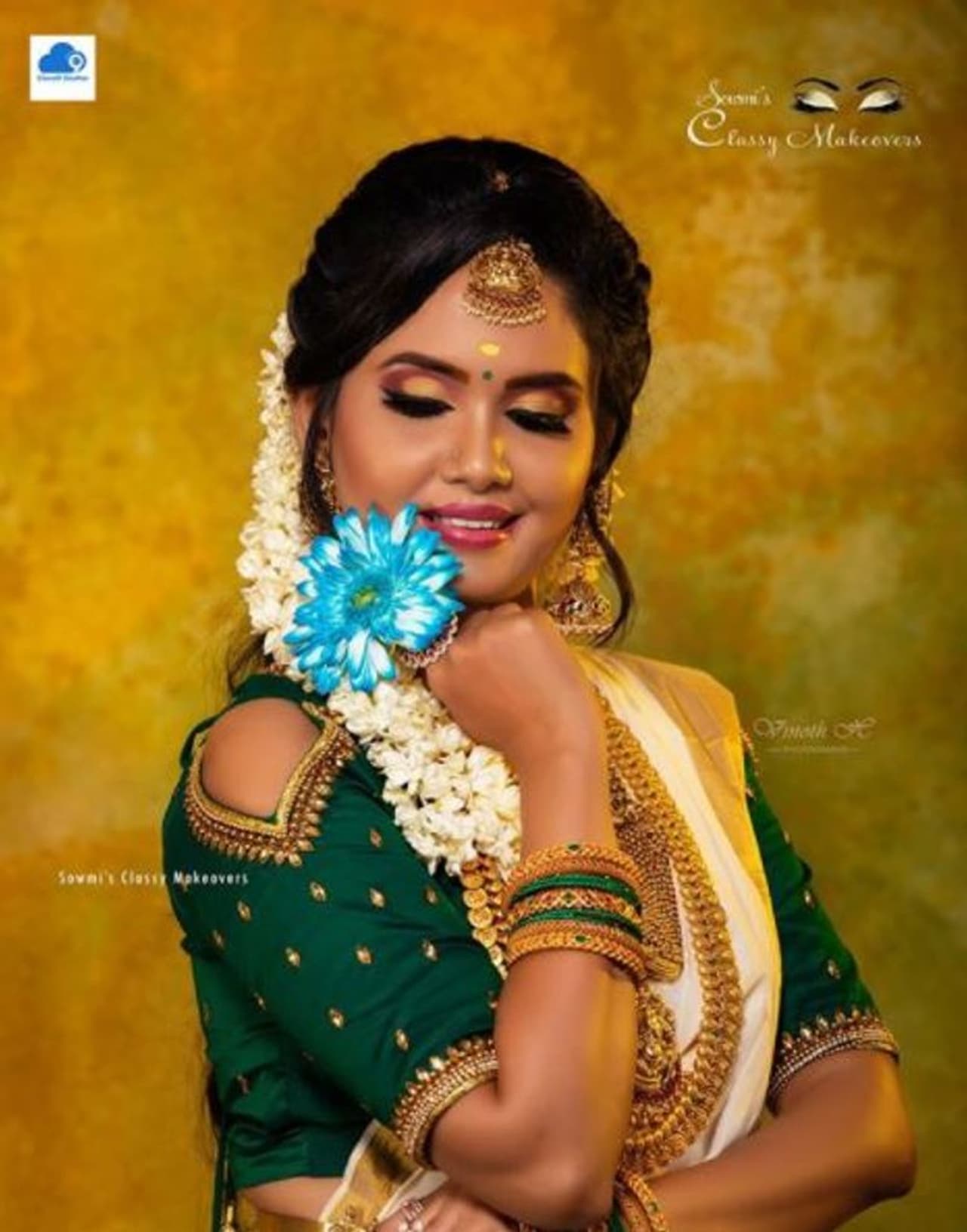 <p>கையில் நீல நிற மலருடன் கியூட் போஸ் கொடுக்கும் காயத்ரி&nbsp;</p>