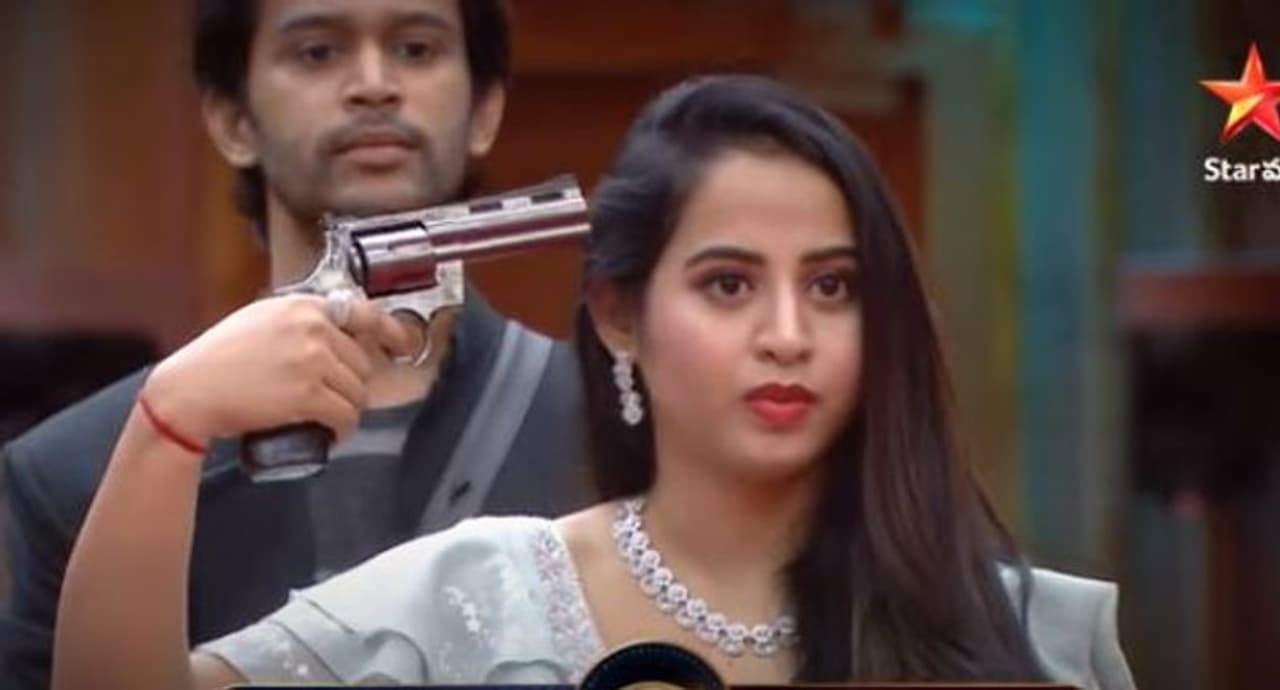 <p> ఇప్పుడు నాల్గో వారంలో ఎవరు ఎలిమినేట్ అవుతారు? ఈ వారం ఇద్దరు ఎలిమినేషన్ ఉంటుందా? లేక ఒక్కరే ఎలిమినేట్ అవుతారా? అన్నది ఉత్కంఠ నెలకొంది. అయితే ఈ వారం పెద్దగా నస లేకుండా డైరెక్ట్ ఎలిమినేషన్ ఉంటుందని బిగ్బాస్ నాగ్ తేల్చిచెప్పేశారు. అంతేకాదు ఏకంగా వారి చేతికి ఓ గన్ ఇచ్చాడు. దీంతో అందరిలోనూ టెన్షన్ నెలకొంది. </p> <p> ఇప్పుడు నాల్గో వారంలో ఎవరు ఎలిమినేట్ అవుతారు? ఈ వారం ఇద్దరు ఎలిమినేషన్ ఉంటుందా? లేక ఒక్కరే ఎలిమినేట్ అవుతారా? అన్నది ఉత్కంఠ నెలకొంది. అయితే ఈ వారం పెద్దగా నస లేకుండా డైరెక్ట్ ఎలిమినేషన్ ఉంటుందని బిగ్బాస్ నాగ్ తేల్చిచెప్పేశారు. అంతేకాదు ఏకంగా వారి చేతికి ఓ గన్ ఇచ్చాడు. దీంతో అందరిలోనూ టెన్షన్ నెలకొంది. </p>