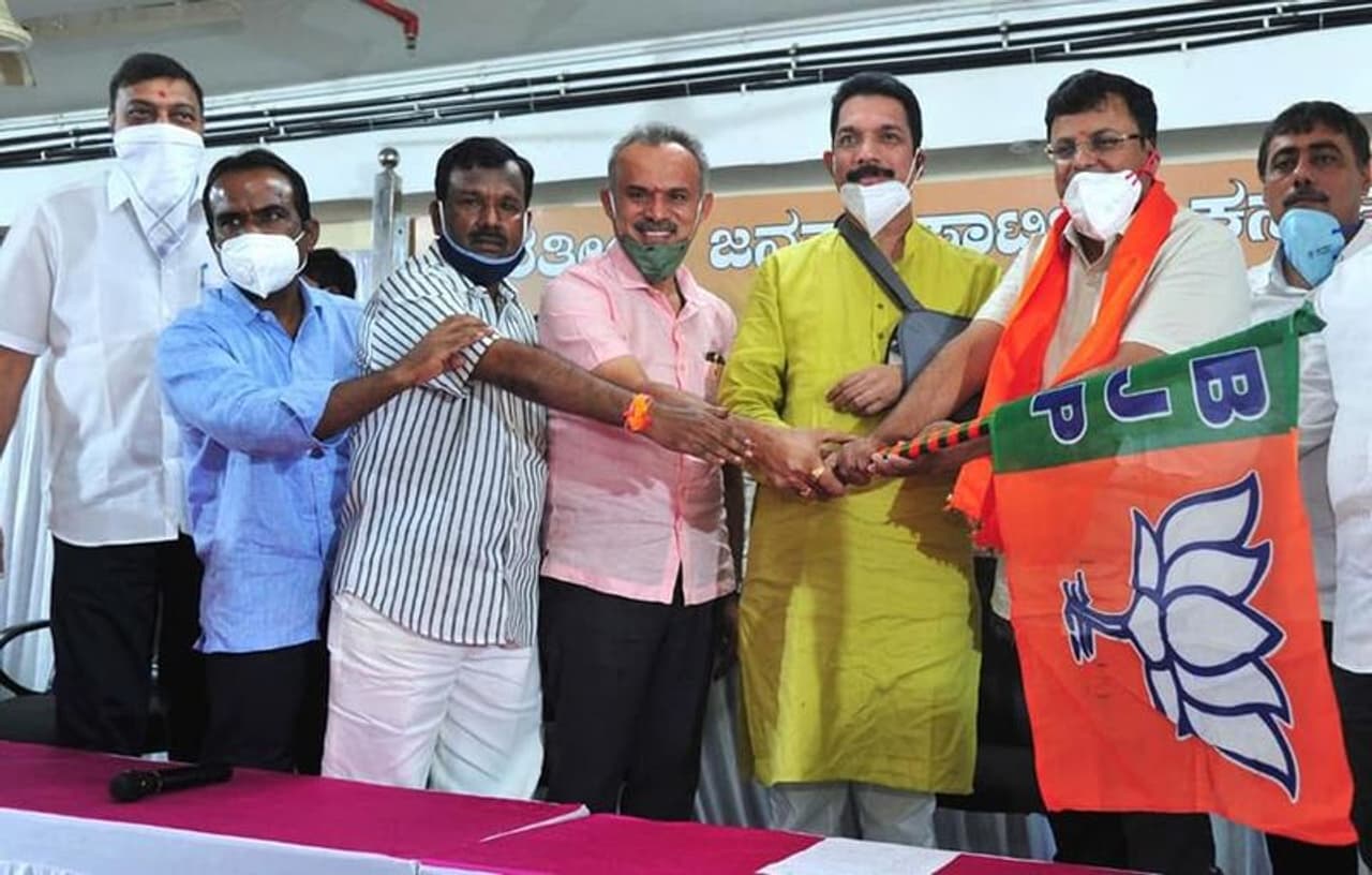 <p>ಡಾ. ರಾಜೇಶ್ ಗೌಡ ಅವರು ಇಂದು ಅಧಿಕೃತವಾಗಿ ಬಿಜೆಪಿ ಪಕ್ಷ ಸೇರ್ಪಡೆಯಾದರು.</p> <p>ಡಾ. ರಾಜೇಶ್ ಗೌಡ ಅವರು ಇಂದು ಅಧಿಕೃತವಾಗಿ ಬಿಜೆಪಿ ಪಕ್ಷ ಸೇರ್ಪಡೆಯಾದರು.</p>