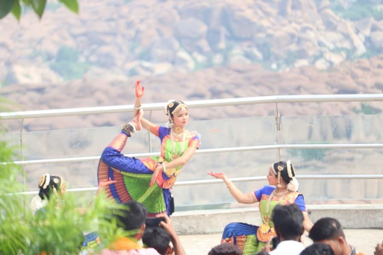 <p>ಕಳೆದ ಕೆಲ ತಿಂಗಳಿನಿಂದ ಈ ತಂಡದ ಕಲಾವಿದರು ಹನುಮ ಜನಿಸಿದ ಪವಿತ್ರ ಸ್ಥಳವಾಗಿರುವ ಅಂಜನಾದ್ರಿ ಪರ್ವತದಲ್ಲಿ ಕೊರೋನಾ ನಿವಾರಣೆಯಾಗಲಿ ಮತ್ತು ದೇಶದಲ್ಲಿ ಶಾಂತಿ ನೆಲೆಸಲಿ ಎಂದು ಹರಕೆ ಹೊತ್ತಿದ್ದರು.</p> <p>ಕಳೆದ ಕೆಲ ತಿಂಗಳಿನಿಂದ ಈ ತಂಡದ ಕಲಾವಿದರು ಹನುಮ ಜನಿಸಿದ ಪವಿತ್ರ ಸ್ಥಳವಾಗಿರುವ ಅಂಜನಾದ್ರಿ ಪರ್ವತದಲ್ಲಿ ಕೊರೋನಾ ನಿವಾರಣೆಯಾಗಲಿ ಮತ್ತು ದೇಶದಲ್ಲಿ ಶಾಂತಿ ನೆಲೆಸಲಿ ಎಂದು ಹರಕೆ ಹೊತ್ತಿದ್ದರು.</p>