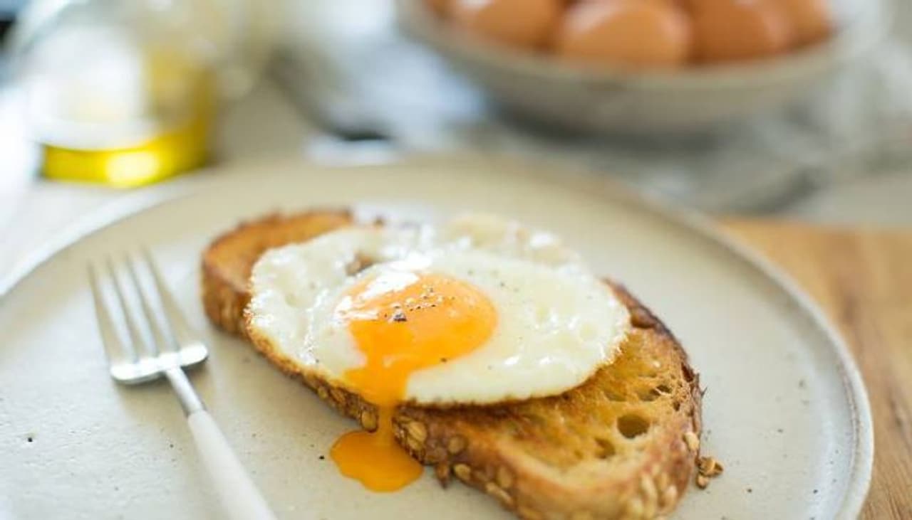 <p>ശരീരഭാരം കുറയ്ക്കാൻ പ്രധാനമായും ഉയർന്ന പ്രോട്ടീൻ, കുറഞ്ഞ കലോറി, കുറഞ്ഞ കാർബോഹൈഡ്രേറ്റ് അടങ്ങിയ ഭക്ഷണമാണ് കഴിക്കേണ്ടത്. അത്തരമൊന്നാണ് മുട്ട. ശരീരത്തിന് ആവശ്യമായ പ്രോട്ടീന്‍ തരുന്ന ഏറ്റവും മികച്ച ഭക്ഷണമാണ് മുട്ട. ദിവസവും ഒരു മുട്ടയെങ്കിലും കഴിക്കുക. ഇത് വിശപ്പിനെ നിയന്ത്രിക്കുകയും ഡയറ്റ് ചെയ്യുന്നവര്‍ക്ക് വേണ്ട ഊര്‍ജ്ജം നല്‍കുകയും ചെയ്യും. മുട്ടയിൽ ധാരാളം അമിനോ ആസിഡുകൾ ഉണ്ട് കൂടാതെ വിറ്റാമിൻ സിയും മുട്ടയിൽ ധാരാളം അടങ്ങിയിരിക്കുന്നു.&nbsp;</p>