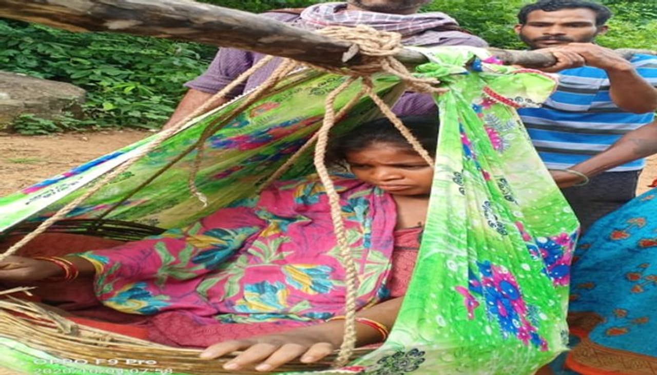 <p>: విజయనగరం జిల్లాలోని గిరిజన గ్రామాల్లో &nbsp;కనీస సౌకర్యాలు లేకపోవడంతో ప్రజలు ఇబ్బందులు పడుతున్నారు. సరైన రోడ్డు సౌకర్యం లేకపోవడంతో డోలీలను గిరిజనులు ఆశ్రయిస్తున్నారు. ఏళ్ల తరబడి ఏజెన్సీ ప్రాంతాల్లో ఇదే రకమైన పరిస్థితి నెలకొంది.</p>