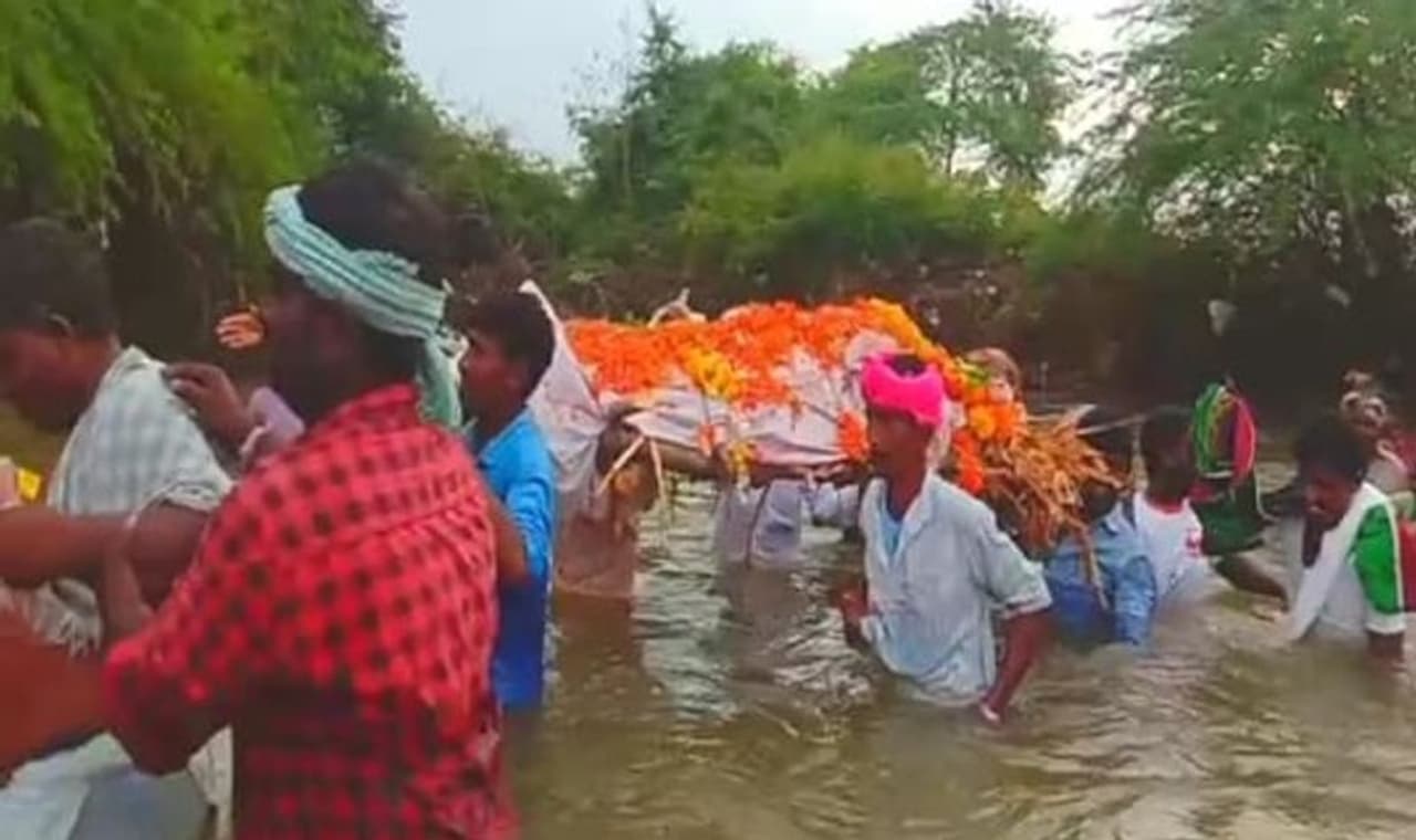 <p>ಮಿನಾಸಪೂರ ಗ್ರಾಮದ ತಿಮ್ಮಪ್ಪ ಪುಲ್ಲಿ ಎಂಬುವವರು ಸೆ.28ರಂದು ಮೃತ​ಪ​ಟ್ಟಿದ್ದರು. ಇವರ ಜಮೀನು ಹಳ್ಳದಾಚೆ ಇದ್ದುದರಿಂದ ಅಂತ್ಯಸಂಸ್ಕಾರಕ್ಕೆ ಅದನ್ನು ದಾಟುವ ಅನಿವಾರ‍್ಯತೆ ಉಂಟಾಗಿತ್ತು. ಪ್ರತಿ ಮಳೆಗಾಲದಲ್ಲಿ ತಮ್ಮ ಜಮೀನುಗಳಿಗೆ ತೆರಳಬೇಕೆಂದರೆ ಅಥವಾ ಇಲ್ಲಿನ ಯಾರಾದರೂ ತೀರಿಕೊಂಡಿದ್ದಾಗ ದಲಿತರ ಕೇರಿಗಳಲ್ಲಿನ ಜನ ಇಂತಹ ಸಂಕಷ್ಟ ಎದುರಿಸುತ್ತಿದ್ದಾರೆ.</p>