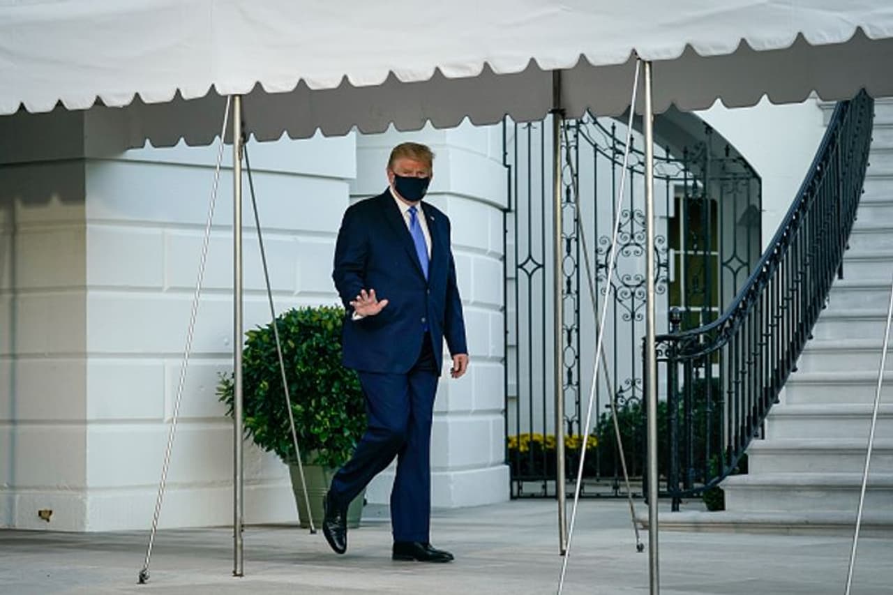 <p>കോവിഡ് പോസിറ്റീവായതിന് ശേഷവും ട്രംപ് ആശുപത്രിയിലേക്ക് മാറാൻ ആദ്യം തയാറായില്ലെന്നാണ് ചില മാധ്യമ റിപ്പോർട്ടുകൾ സൂചിപ്പിക്കുന്നത്.</p> <p>കോവിഡ് പോസിറ്റീവായതിന് ശേഷവും ട്രംപ് ആശുപത്രിയിലേക്ക് മാറാൻ ആദ്യം തയാറായില്ലെന്നാണ് ചില മാധ്യമ റിപ്പോർട്ടുകൾ സൂചിപ്പിക്കുന്നത്.</p>