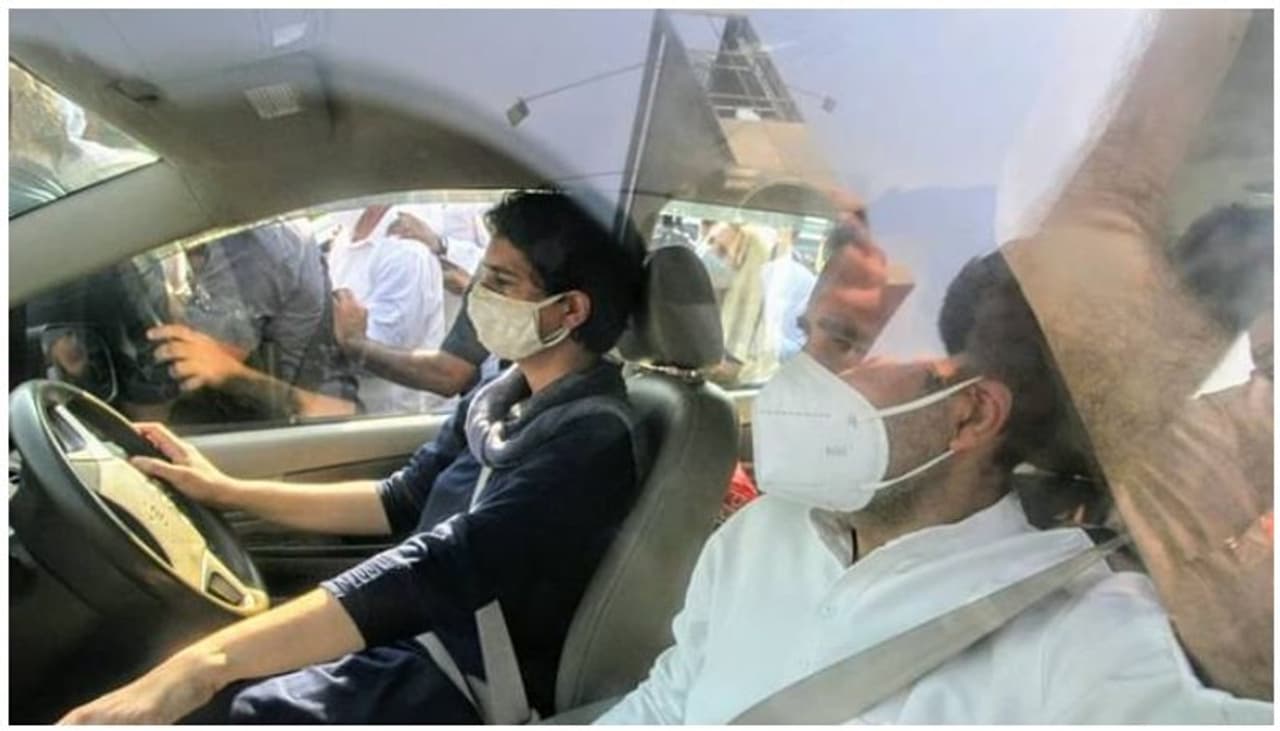 <p>ഏറെ നാടകീയമായ സംഭവ വികാസങ്ങള്‍ക്കൊടുവിലാണ് ദില്ലിയില്‍ നിന്ന് പ്രിയങ്ക ഗാന്ധിക്കും രാഹുല്‍ ഗാന്ധിക്കും ഹാഥ്റാസില്‍ ക്രൂരപീഡനത്തിനിരയായി കൊല്ലപ്പെട്ട ദളിത് പെണ്‍കുട്ടിയുടെ വീട്ടുകാരെ സന്ദര്‍ശിക്കാനായത്. &nbsp;32 പേരടങ്ങുന്ന എം പിമാരുടെ സംഘത്തൊടൊപ്പം യാത്ര തുടങ്ങിയ ഗാന്ധി സഹോദരങ്ങളെ നോയിഡ ടോൾ പ്ലാസക്ക് സമീപം പൊലീസ് തടഞ്ഞു.&nbsp;</p>