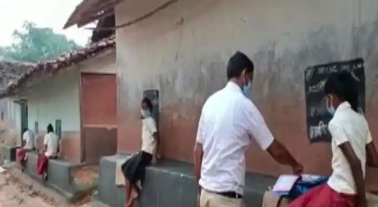 <p>ಹೌದು ಜಾರ್ಖಂಡ್ನ ಸರ್ಕಾರಿ ಶಾಲೆಯ ಬಡ ಮಕ್ಕಳು ಇಂಟರ್ನೆಟ್ ಸೌಲಭ್ಯವಿಲ್ಲದೇ ಶಿಕ್ಷಣದಿಂದ ವಂಚಿತರಾಗಿದ್ದರು. ಹೀಗಿರುವಾಗ ಮಕ್ಕಳ ಕುರಿತು ಕಾಳಜಿ ವಹಿಸಿದ ಶಿಕ್ಷಕರು ಮನೆಗೇ ತೆರಳಿ ಪಾಠ ಹೇಳಿ ಕೊಡಲು ಮುಂದಾಗಿದ್ದಾರೆ.</p> <p>ಹೌದು ಜಾರ್ಖಂಡ್ನ ಸರ್ಕಾರಿ ಶಾಲೆಯ ಬಡ ಮಕ್ಕಳು ಇಂಟರ್ನೆಟ್ ಸೌಲಭ್ಯವಿಲ್ಲದೇ ಶಿಕ್ಷಣದಿಂದ ವಂಚಿತರಾಗಿದ್ದರು. ಹೀಗಿರುವಾಗ ಮಕ್ಕಳ ಕುರಿತು ಕಾಳಜಿ ವಹಿಸಿದ ಶಿಕ್ಷಕರು ಮನೆಗೇ ತೆರಳಿ ಪಾಠ ಹೇಳಿ ಕೊಡಲು ಮುಂದಾಗಿದ್ದಾರೆ.</p>