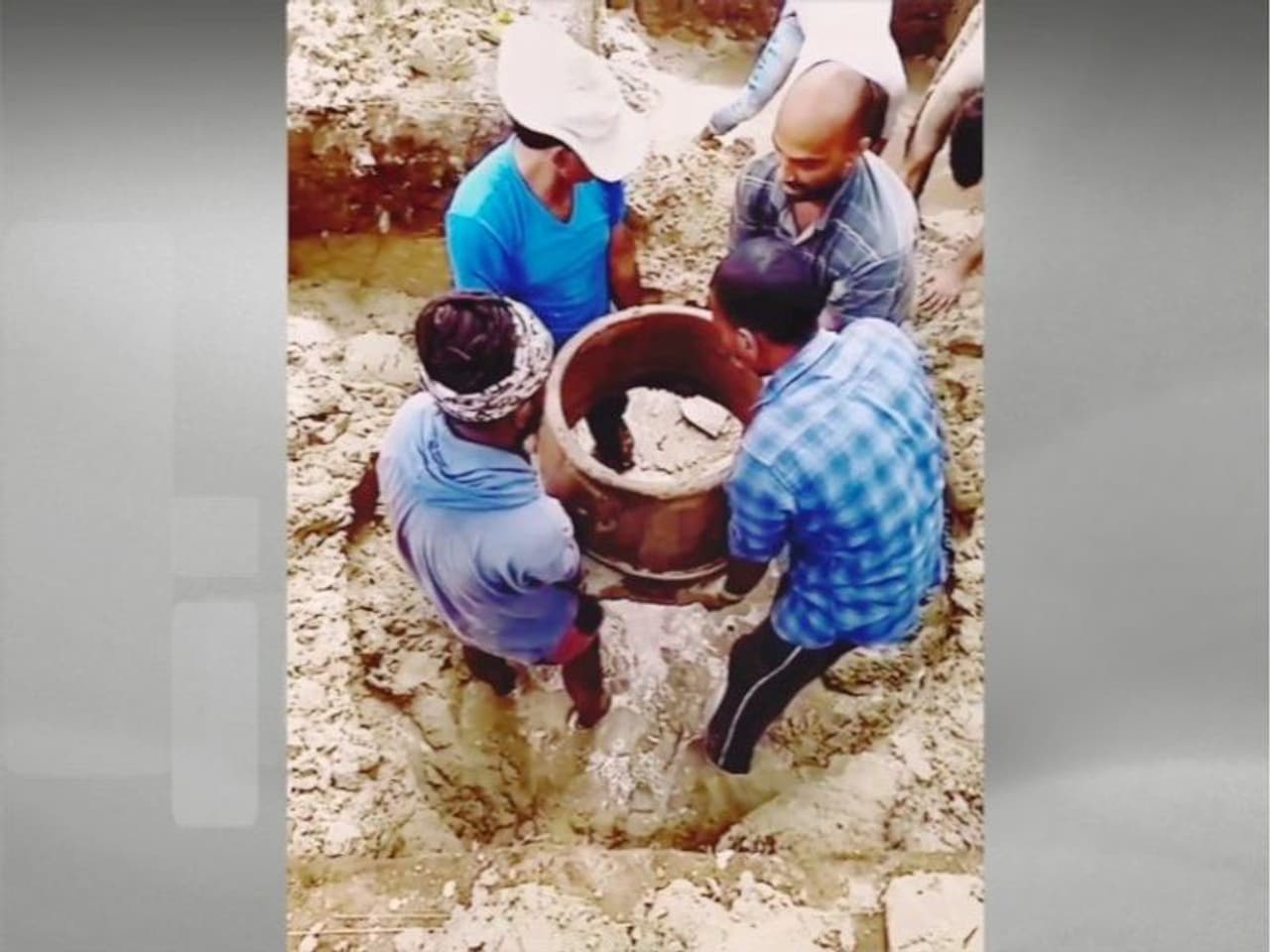 <p>എറണാകുളം ജില്ലയിലെ പട്ടണത്ത് നടന്ന ഉത്ഖനനത്തിൽ സമുദ്രാന്തര വാണിജ്യ ബന്ധങ്ങൾ തെളിയിക്കുന്ന അമൂല്യ തെളിവുകൾ കണ്ടെടുത്തു. പുരാവസ്തു ഗവേഷണ സ്ഥാപനമായ പാമയുടെ നേതൃത്വത്തിൽ നടന്ന ഖനനത്തിലാണ് അഗസ്തസ് സീസർ ഉപോഗിച്ചിരുന്ന മോതിര മുദ്രയായ സ്പിൻസ് രൂപം ഉൾപ്പടെ നിർണായക തെളിവുകൾ ലഭിച്ചത്. </p> <p>എറണാകുളം ജില്ലയിലെ പട്ടണത്ത് നടന്ന ഉത്ഖനനത്തിൽ സമുദ്രാന്തര വാണിജ്യ ബന്ധങ്ങൾ തെളിയിക്കുന്ന അമൂല്യ തെളിവുകൾ കണ്ടെടുത്തു. പുരാവസ്തു ഗവേഷണ സ്ഥാപനമായ പാമയുടെ നേതൃത്വത്തിൽ നടന്ന ഖനനത്തിലാണ് അഗസ്തസ് സീസർ ഉപോഗിച്ചിരുന്ന മോതിര മുദ്രയായ സ്പിൻസ് രൂപം ഉൾപ്പടെ നിർണായക തെളിവുകൾ ലഭിച്ചത്. </p>